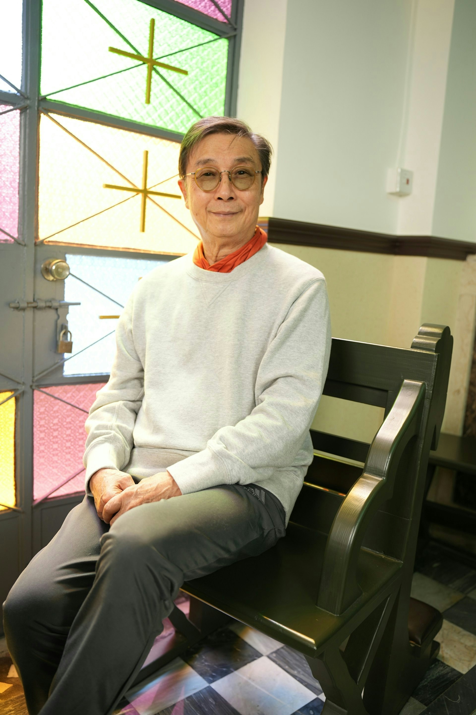 76岁刘松仁拄拐观影引热议,手机壳细节曝光,网友盛赞其豁达生死观 76岁刘松仁拄拐观影引热议,手机壳细节曝光,网友盛赞其豁达生死观