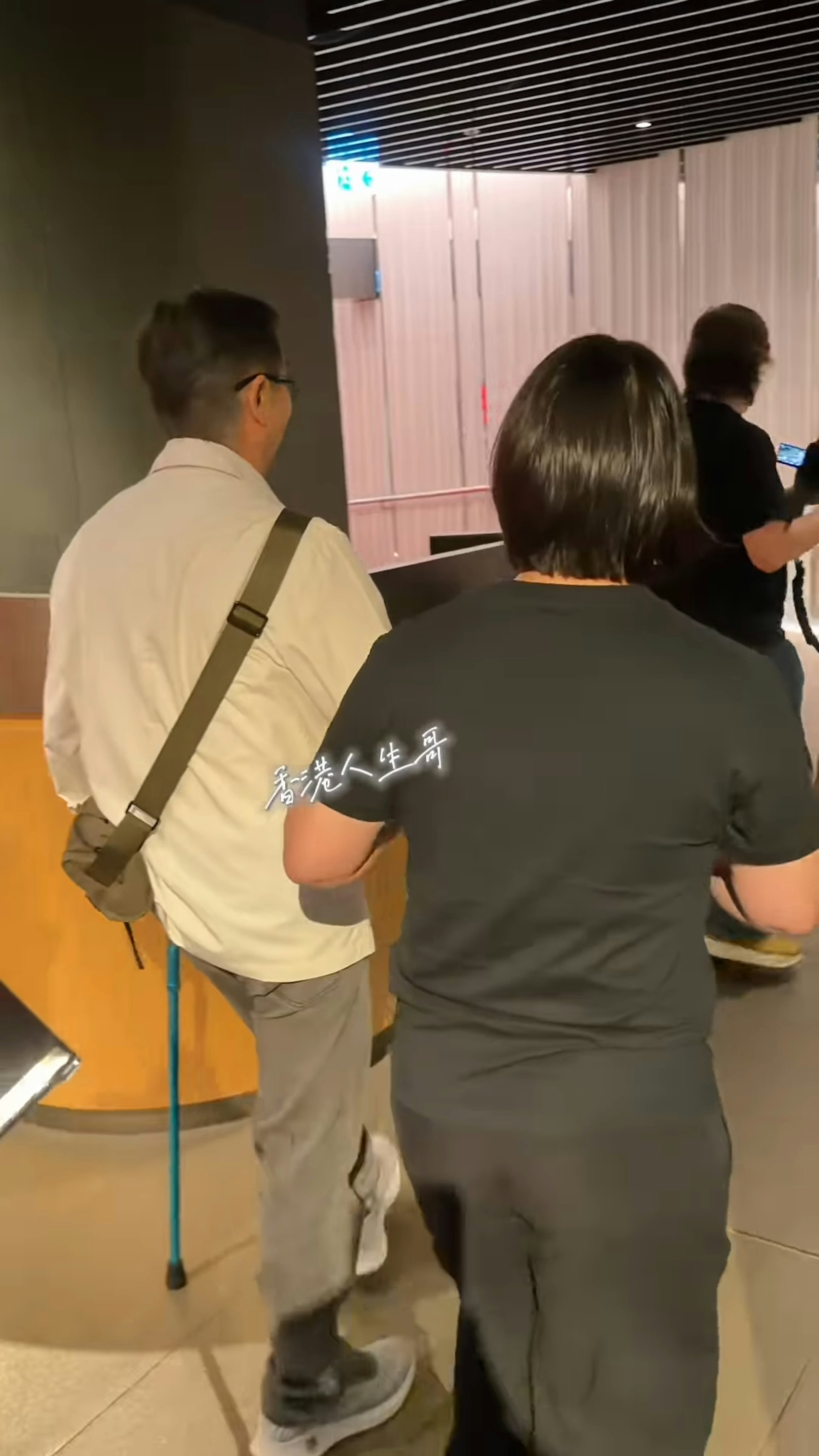 雖然步履略顯蹣跚、但精神不俗,與身旁友人並肩而行時更有講有笑,態度親切。(小紅書)