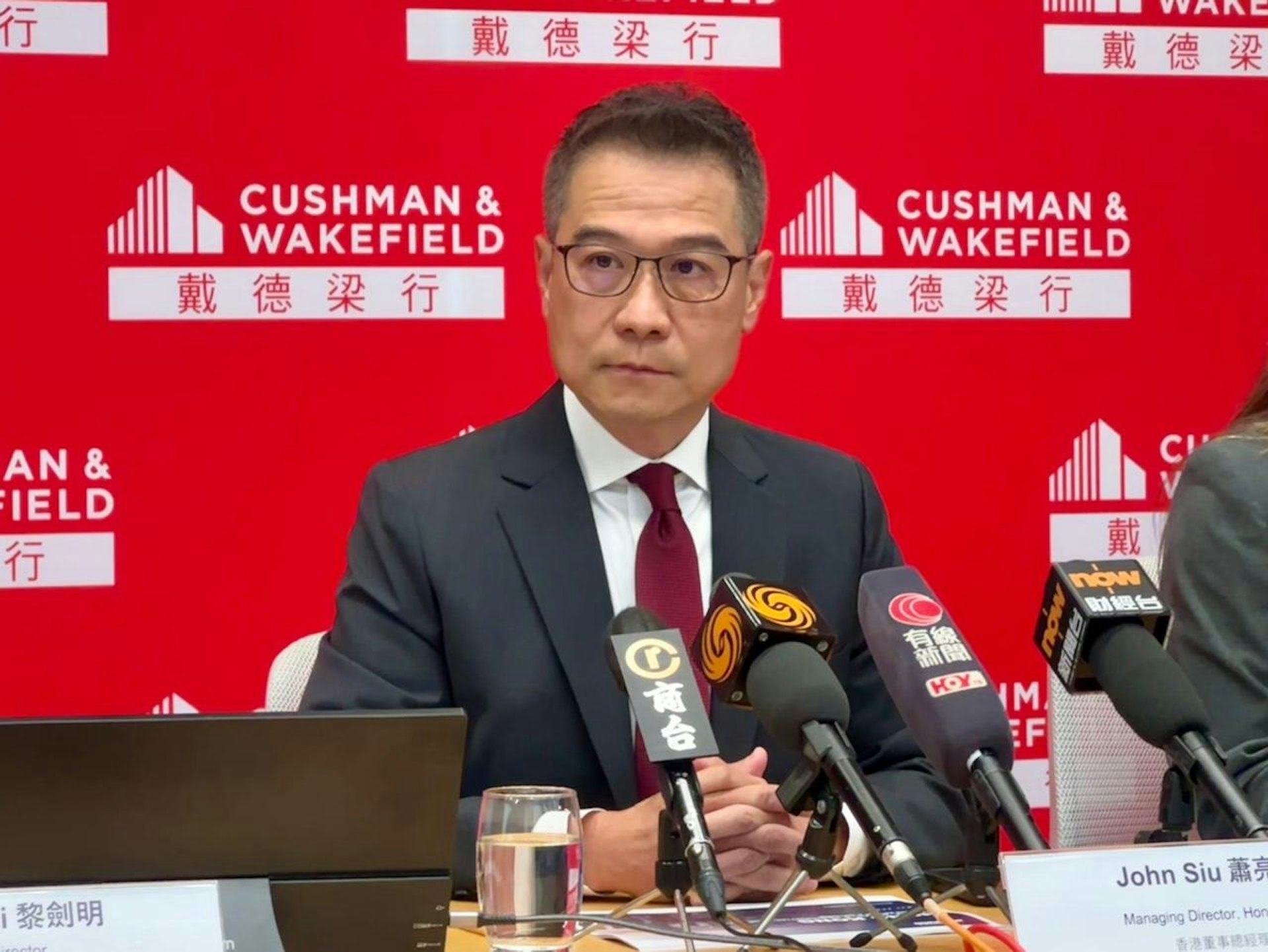 蕭亮輝料,核心區一線街舖租金溫和復甦,全年銅鑼灣和中環一線街舖租金料升2至3%,尖沙咀及旺角則升約1至2%。