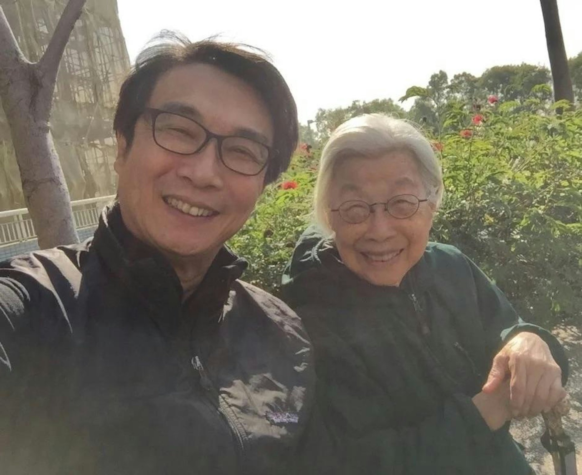 劉松仁與亡母。