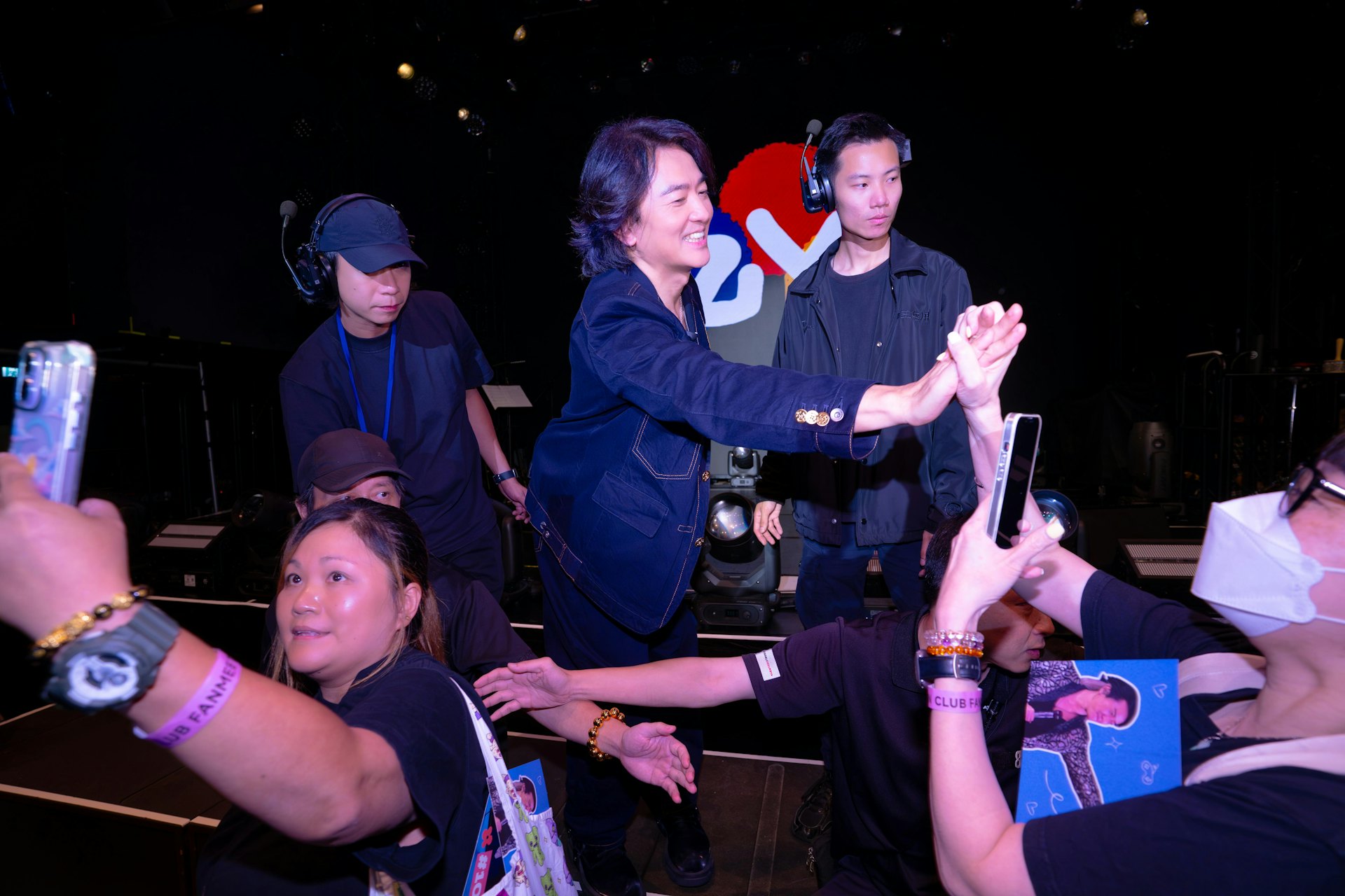 伊健與每一位Fans擊掌道謝。