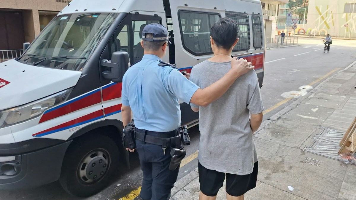 葵涌49歲速遞員天橋駕電動單車 涉無牌駕駛等5罪斷正被捕