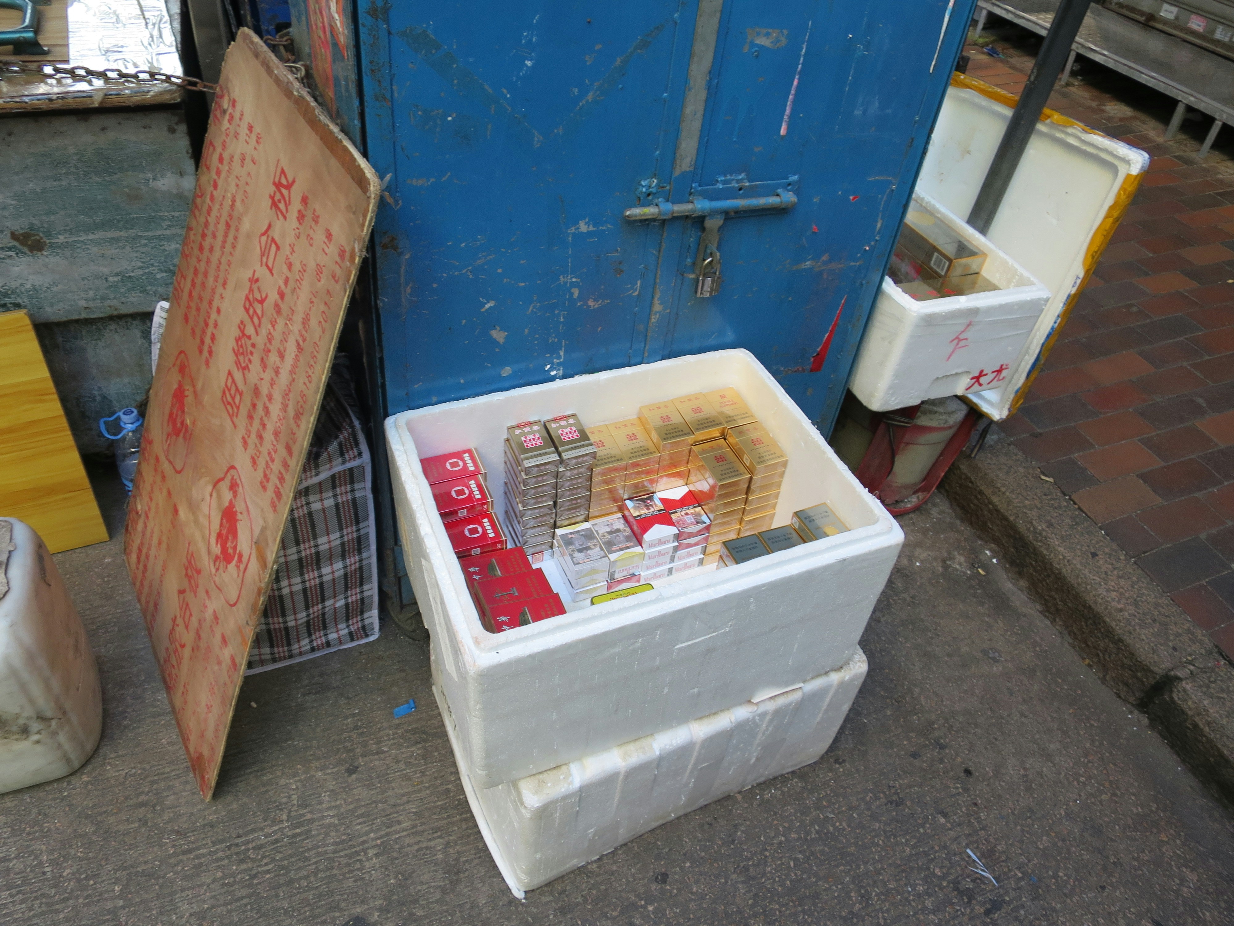 海关联警深水埗反私烟行动:两周捣毁23个窝点,拘5人检万货 海关联警深水埗反私烟行动:两周捣毁23个窝点,拘5人检万货
