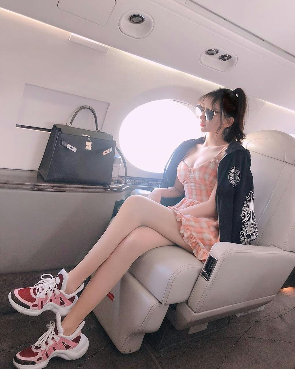 Cammi 滿身貴氣,出入坐私人飛機,仲坐遊艇,真係識嘆。(ig@cbbheree)