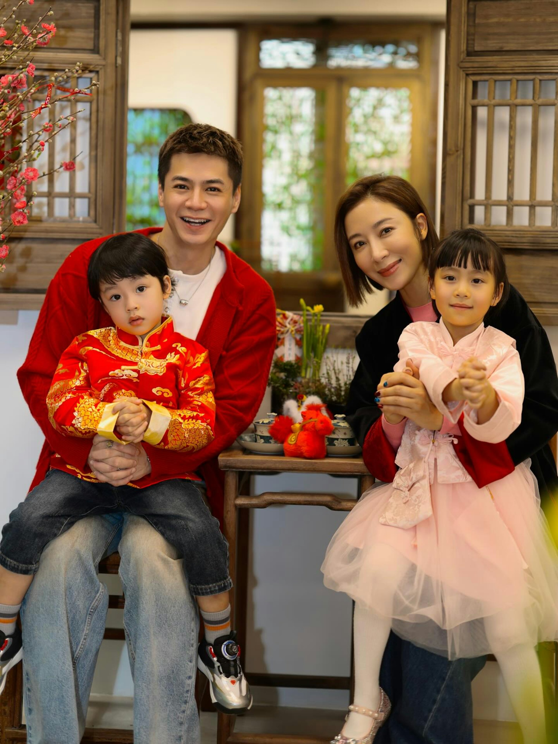 楊茜堯羅子溢迪士尼慶結婚10周年 曬四口背影與甜蜜自拍 楊茜堯羅子溢迪士尼慶結婚10周年 曬四口背影與甜蜜自拍