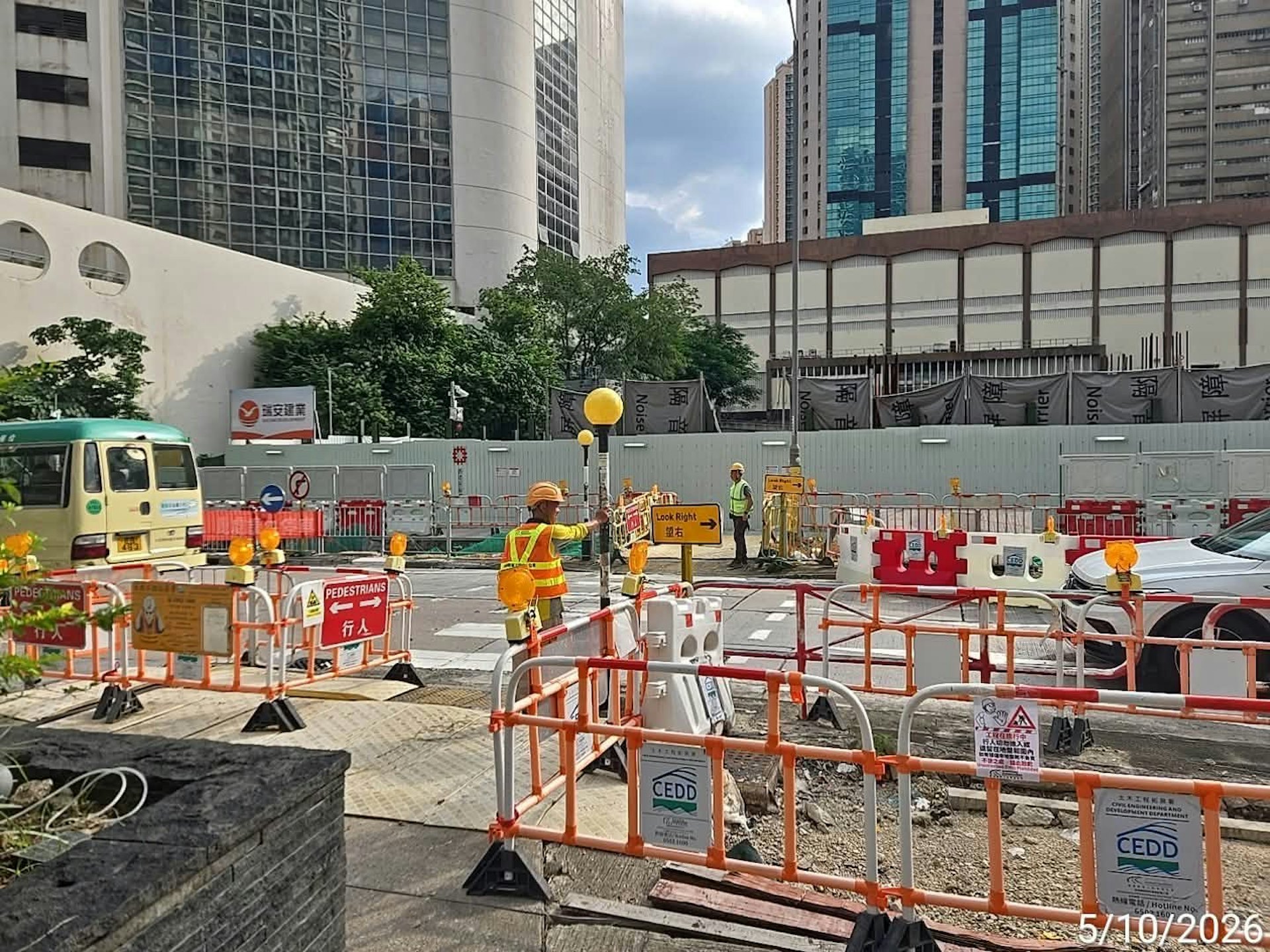 荃灣國瑞路88號對開一個地盤,因電線故障而連日傳出爆炸聲。中電搶修期昌,附近斑馬線「黃波燈」暫停運作,土木工程拓展署承建商安排人員協助行人過馬路。(土拓署fb)