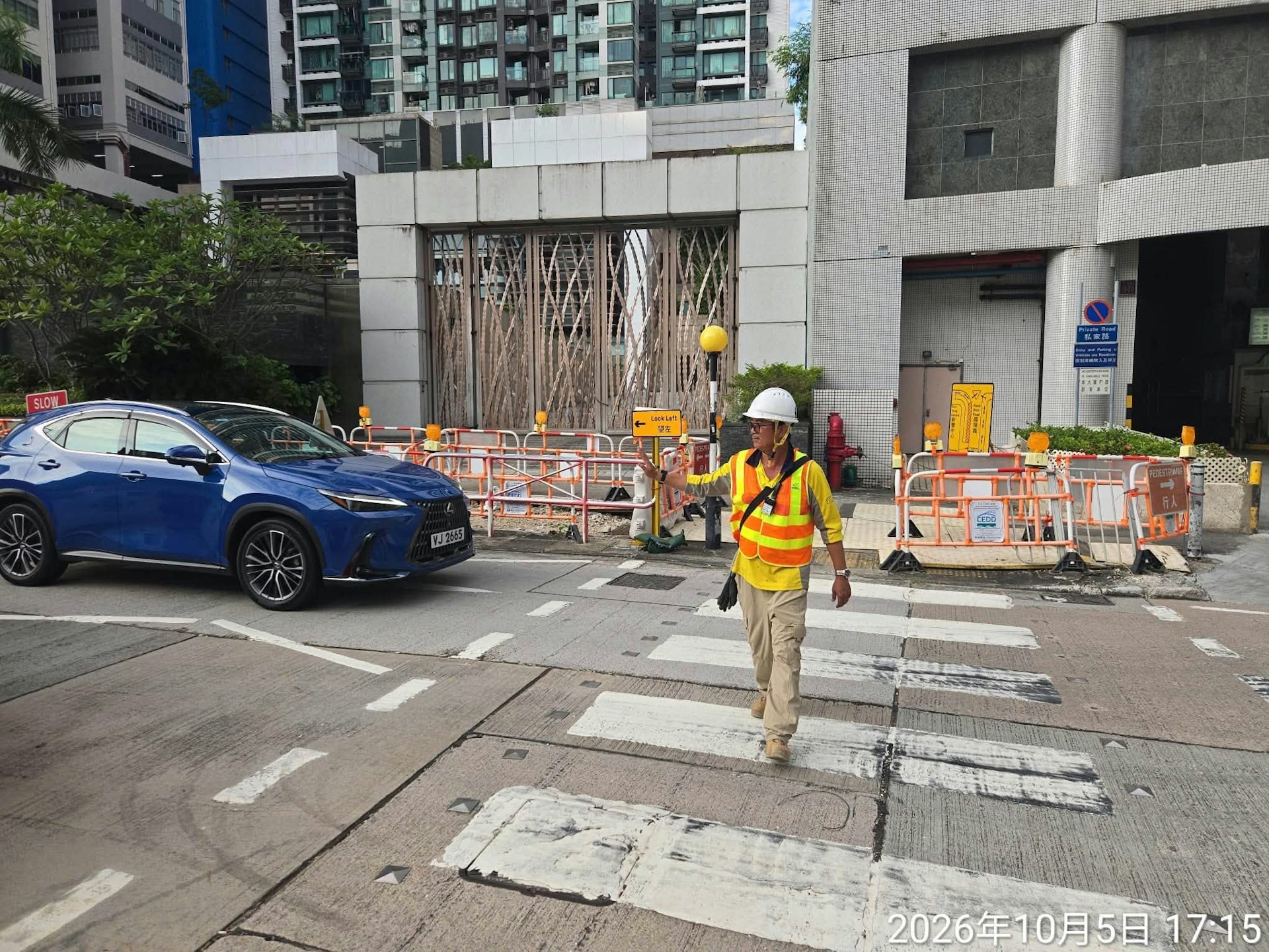 荃灣國瑞路88號對開一個地盤,因電線故障而連日傳出爆炸聲。中電搶修期昌,附近斑馬線「黃波燈」暫停運作,土木工程拓展署承建商安排人員協助行人過馬路。(土拓署fb)