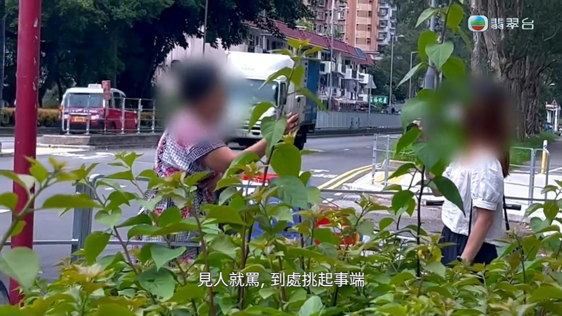 「火爆姐」與節目組相遇變開火。(節目截圖)