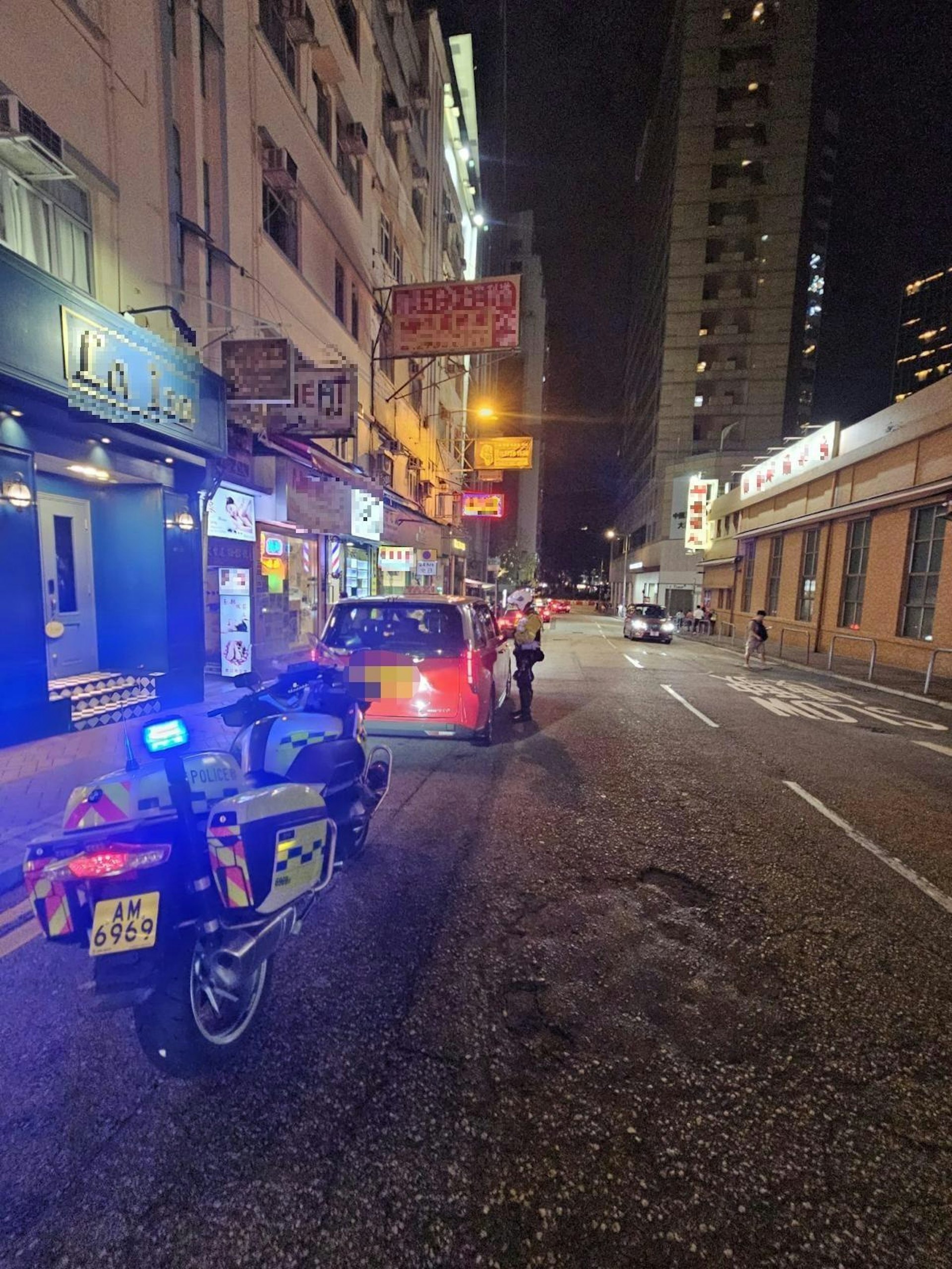 行動中,警方一共發出四張交通傳票,4名的士司機分別涉嫌「拒載」、「駕駛時放置多於兩部流動電訊裝置」、「沒有展示的士計程指示器」及「沒有展示的士司機證於證件架上」。