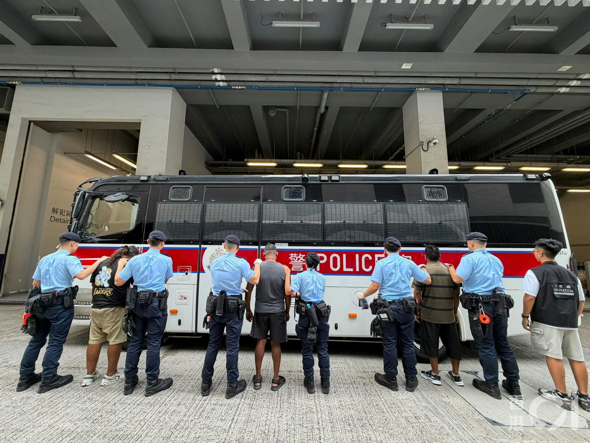 西九龙警方重拳打击非法劳工,突击检查多行业场所拘捕19人 西九龙警方重拳打击非法劳工,突击检查多行业场所拘捕19人