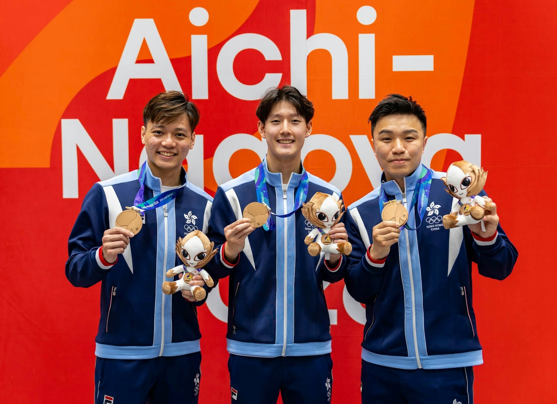 健康與體育運動科學系五年級、SALSA學生李智剛(左)與鄧宇軒(中),奪得空手道男子團體形銅牌。