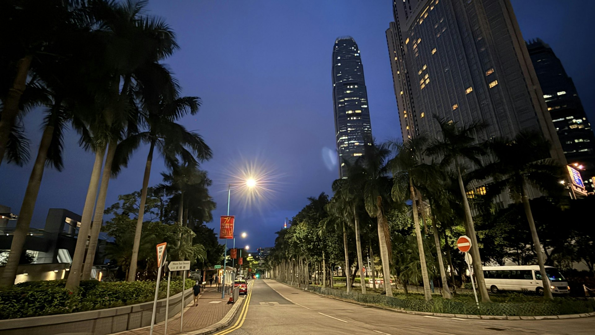 天文台預測,本港今日(10月6日) 大致多雲及乾燥。早上稍涼,市區最低氣溫約23度,新界再低兩三度。日間部份時間有陽光,最高氣溫約29度。