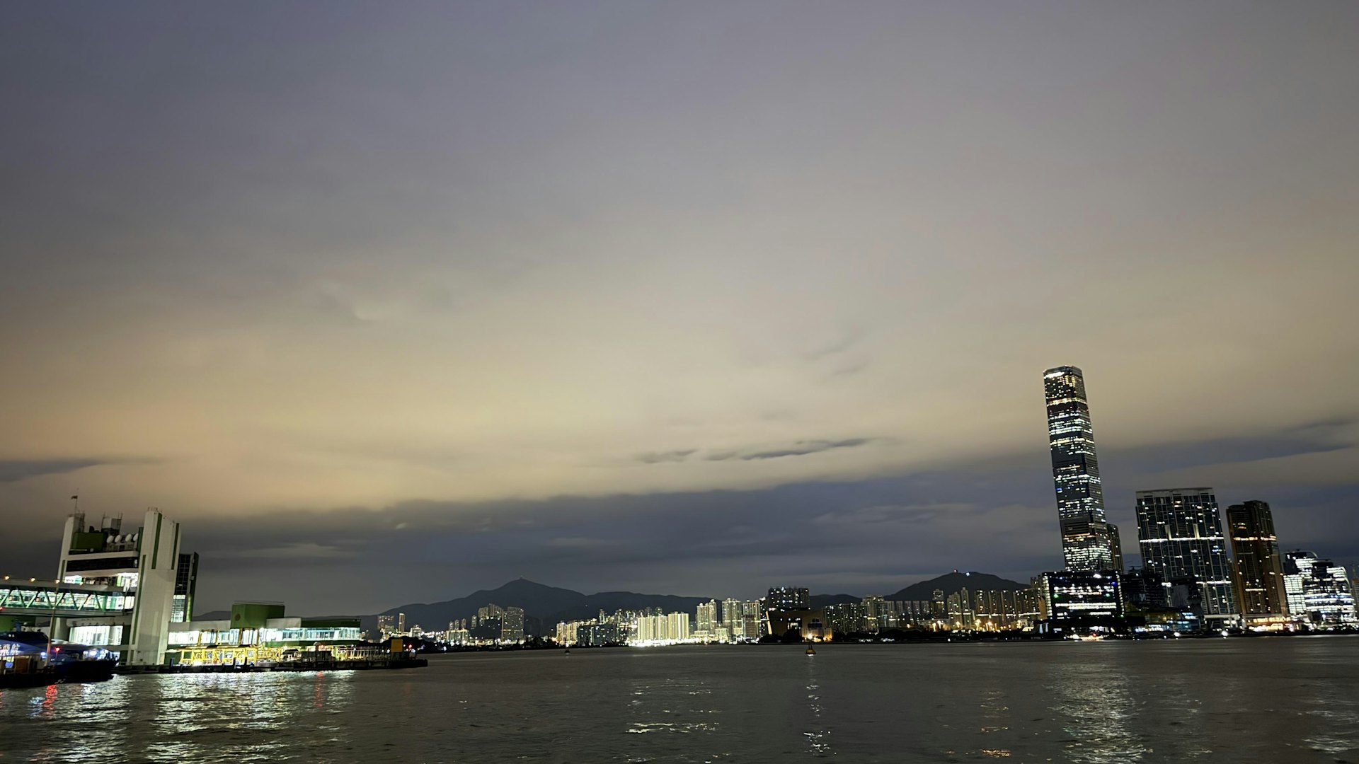 天文台預測,本港今日(10月6日) 大致多雲及乾燥。早上稍涼,市區最低氣溫約23度,新界再低兩三度。日間部份時間有陽光,最高氣溫約29度。