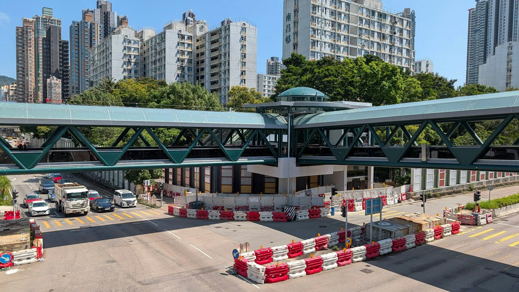 土木工程拓展署10月5日宣布深旺道與欽州街西交界處行人天橋系統正式啟用,造價達3.3億元,歷時約5年落成。(土木工程拓展署Facebook)