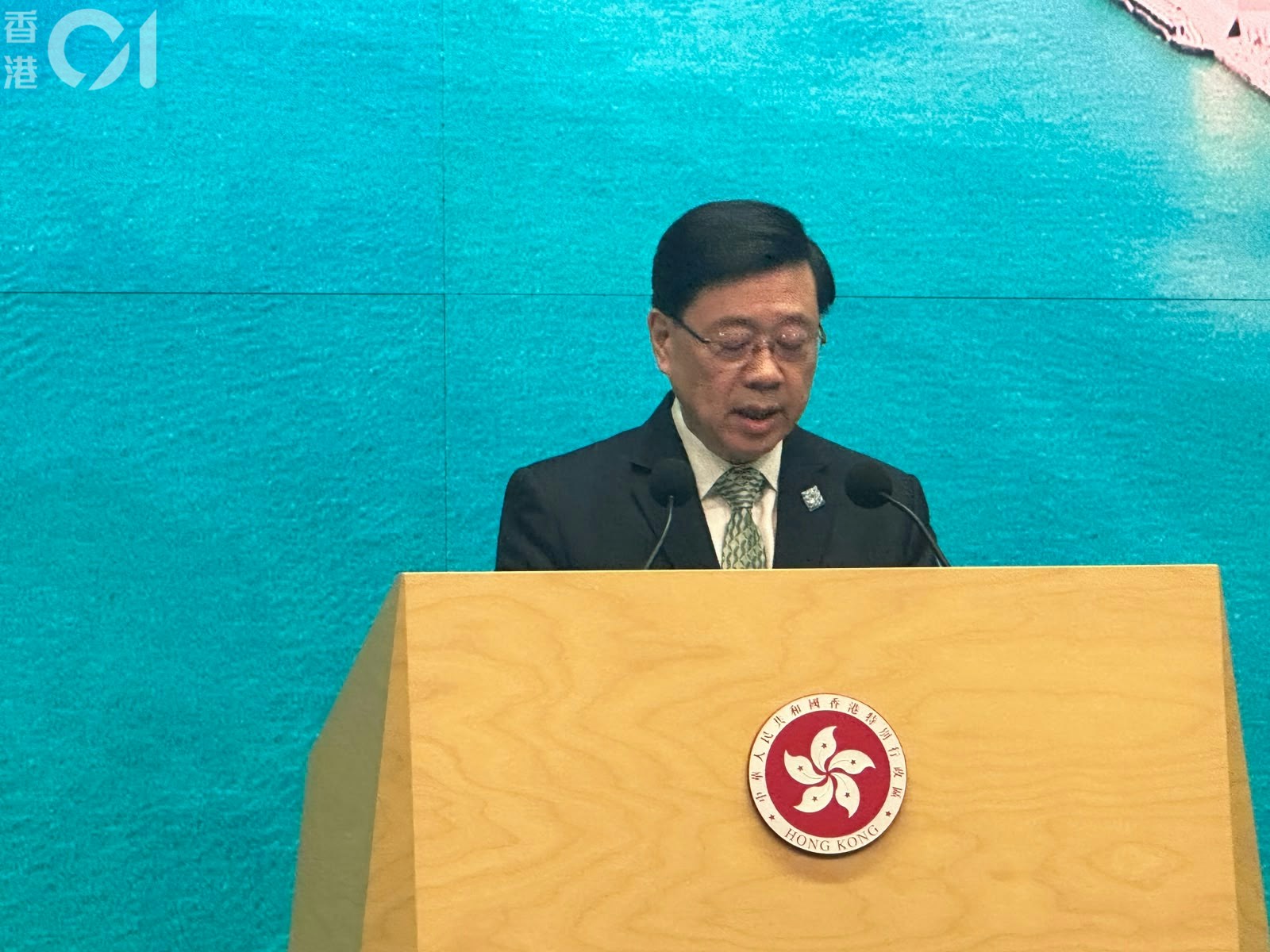 2026年10月6日,行政長官李家超出席出席行政會議前會見傳媒。