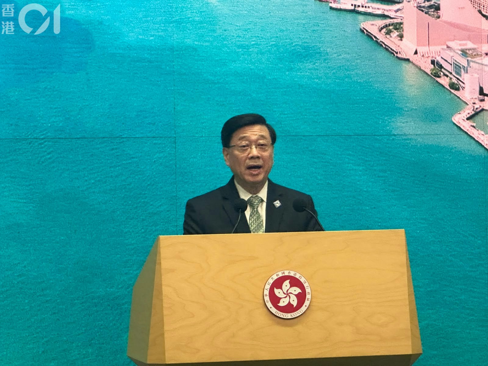 2026年10月6日,行政長官李家超出席出席行政會議前會見傳媒。