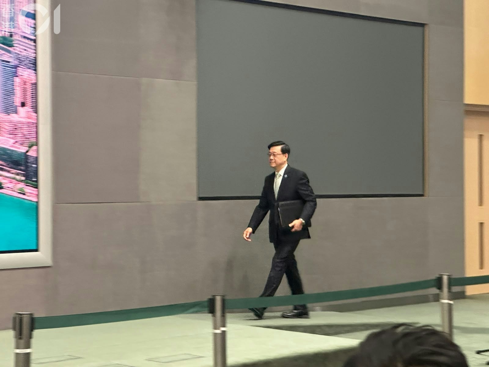 2026年10月6日,行政長官李家超出席出席行政會議前會見傳媒。