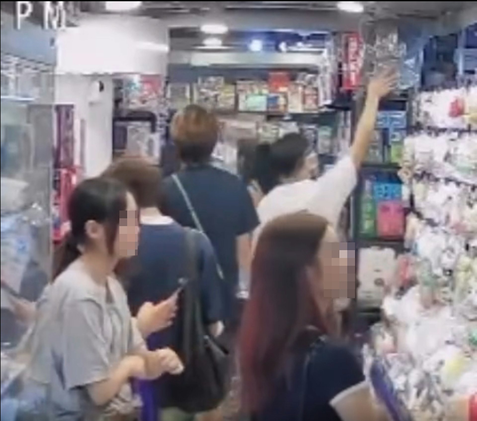 旺角一間玩具店上傳的閉路電視片段中,白衣男子順走一盒貨物,店方懸賞5千元捉賊。