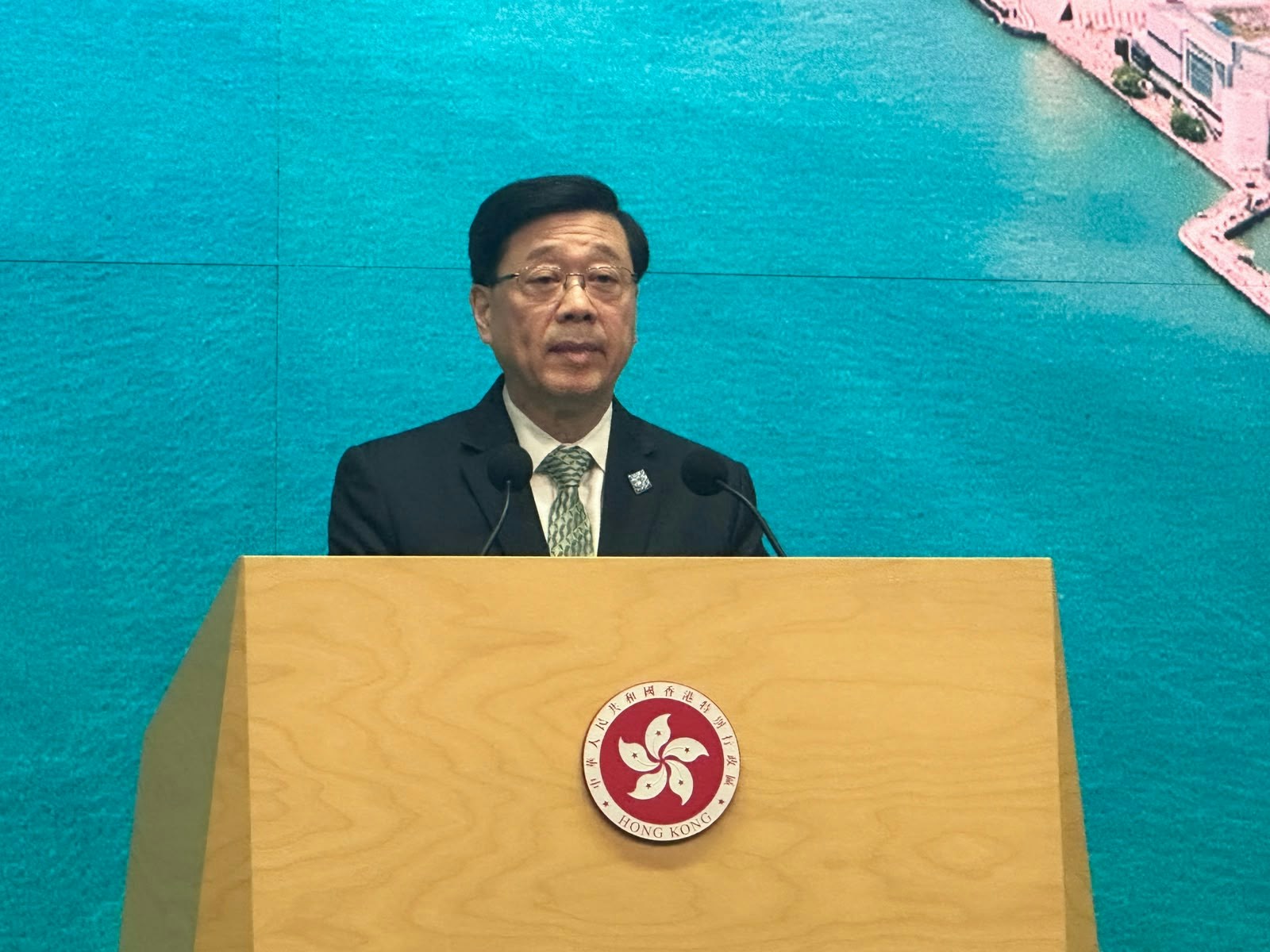 2026年10月6日,行政長官李家超出席出席行政會議前會見傳媒。