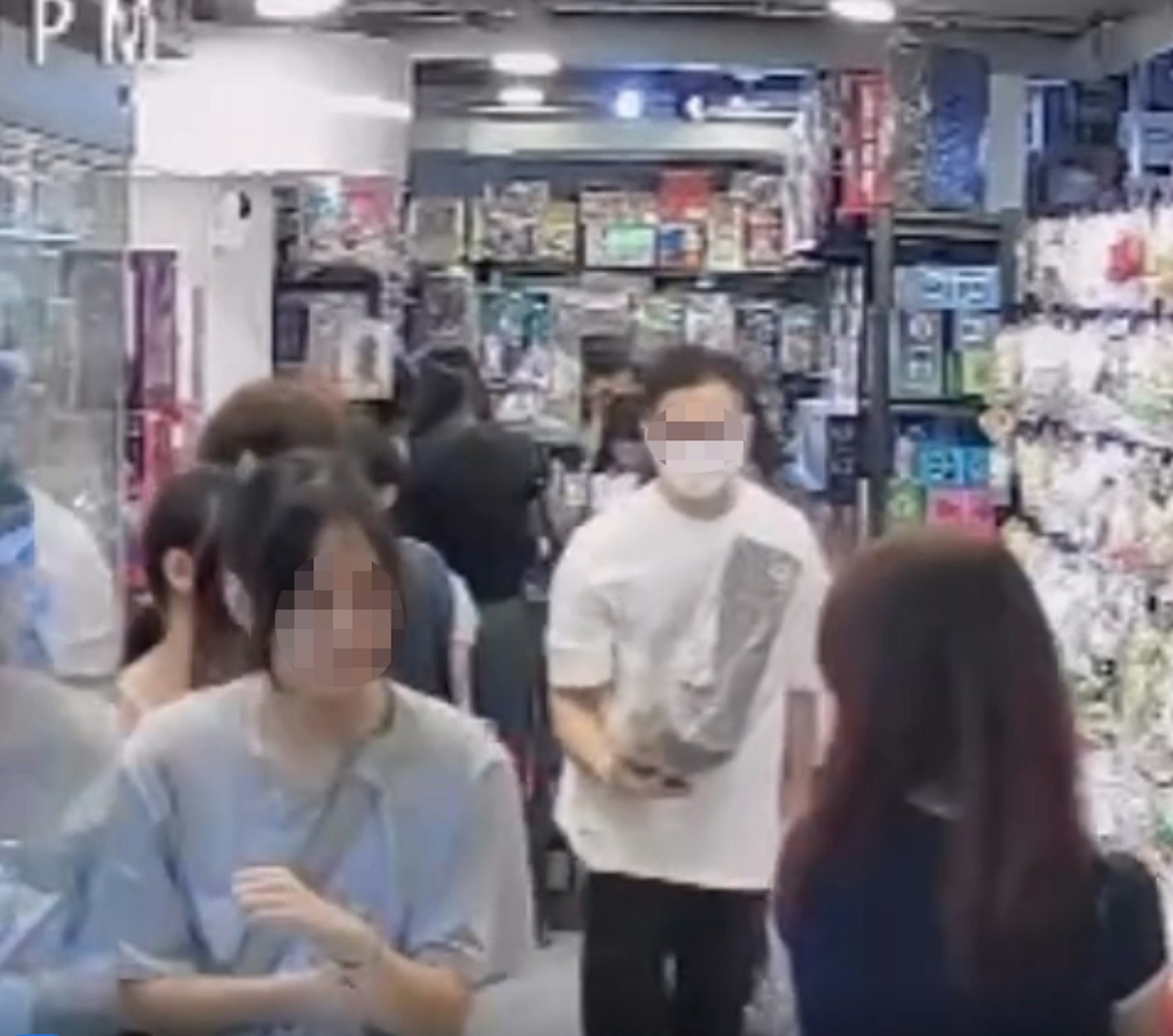 旺角一間玩具店上傳的閉路電視片段中,白衣男子順走一盒貨物,店方懸賞5千元捉賊。