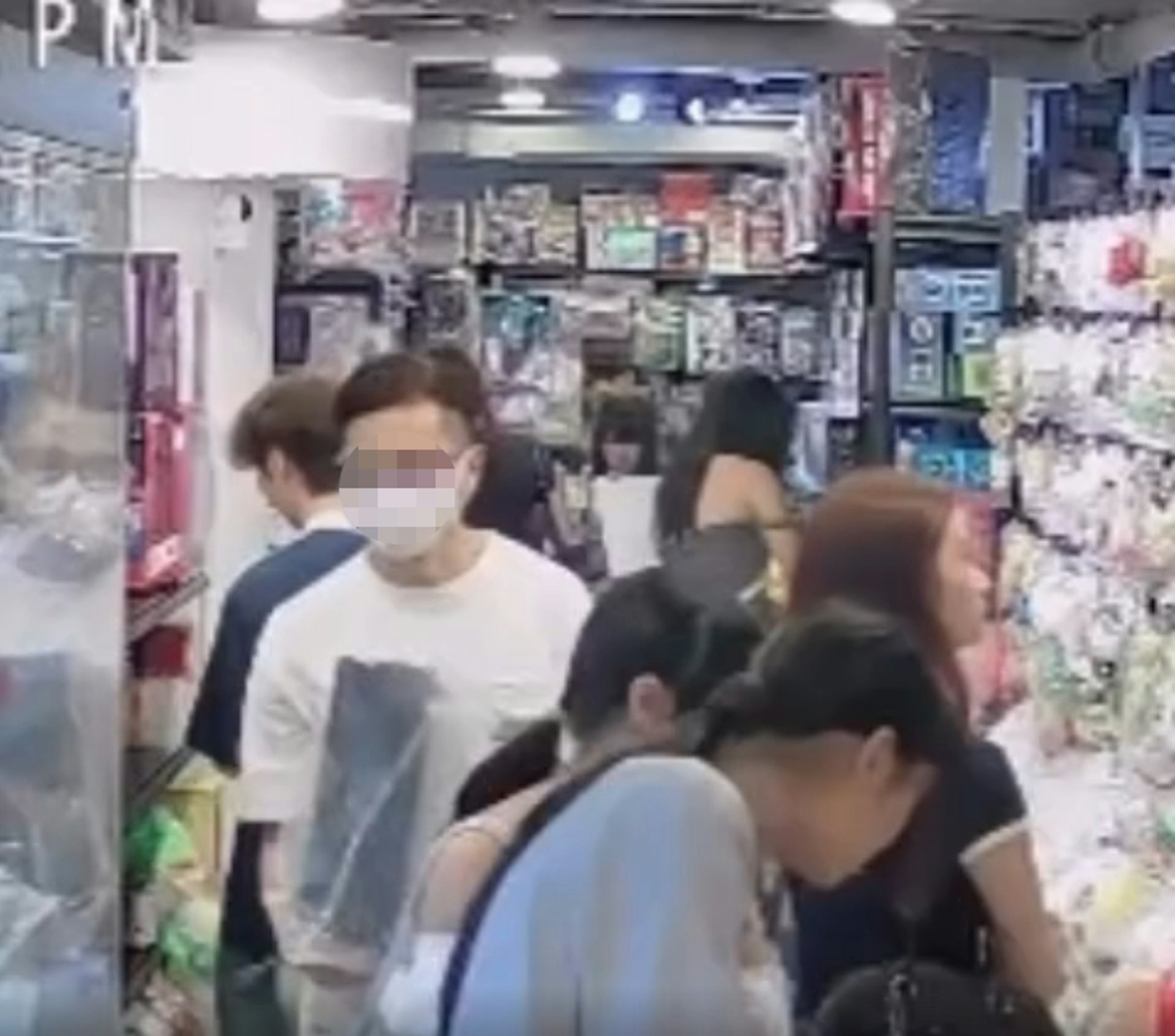 旺角一間玩具店上傳的閉路電視片段中,白衣男子順走一盒貨物,店方懸賞5千元捉賊。
