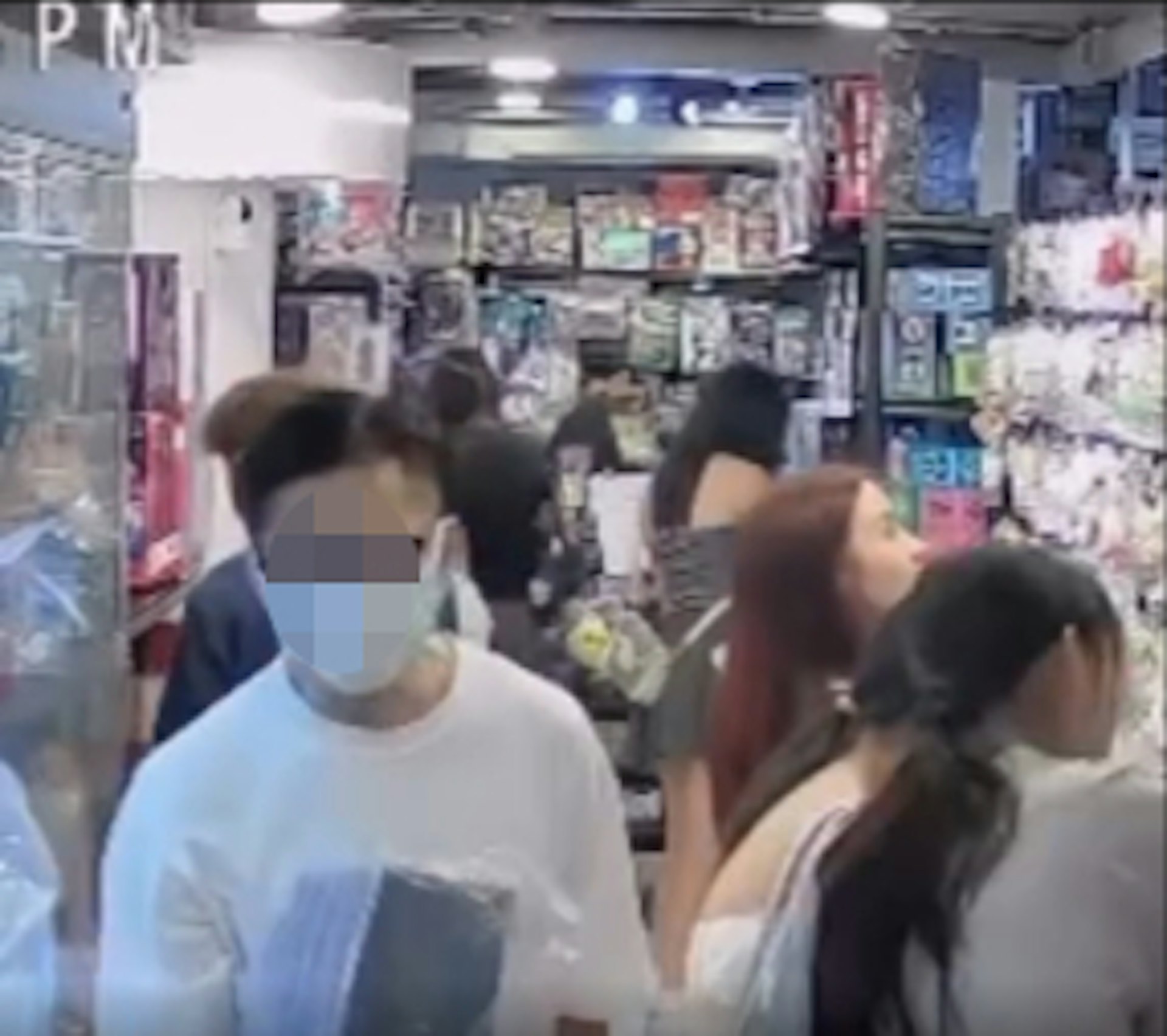 旺角一間玩具店上傳的閉路電視片段中,白衣男子順走一盒貨物,店方懸賞5千元捉賊。