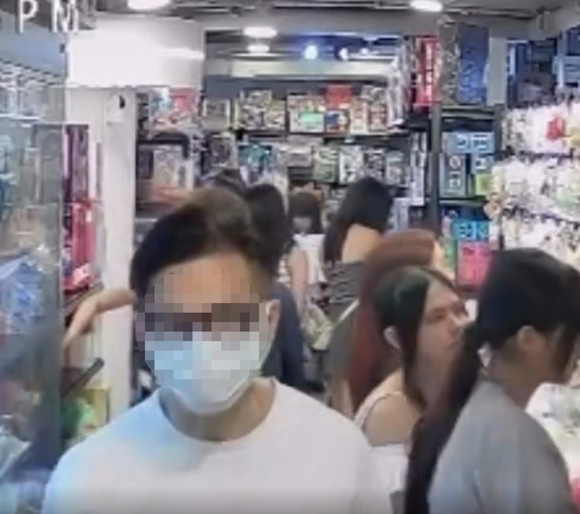 旺角一間玩具店上傳的閉路電視片段中,白衣男子順走一盒貨物,店方懸賞5千元捉賊。