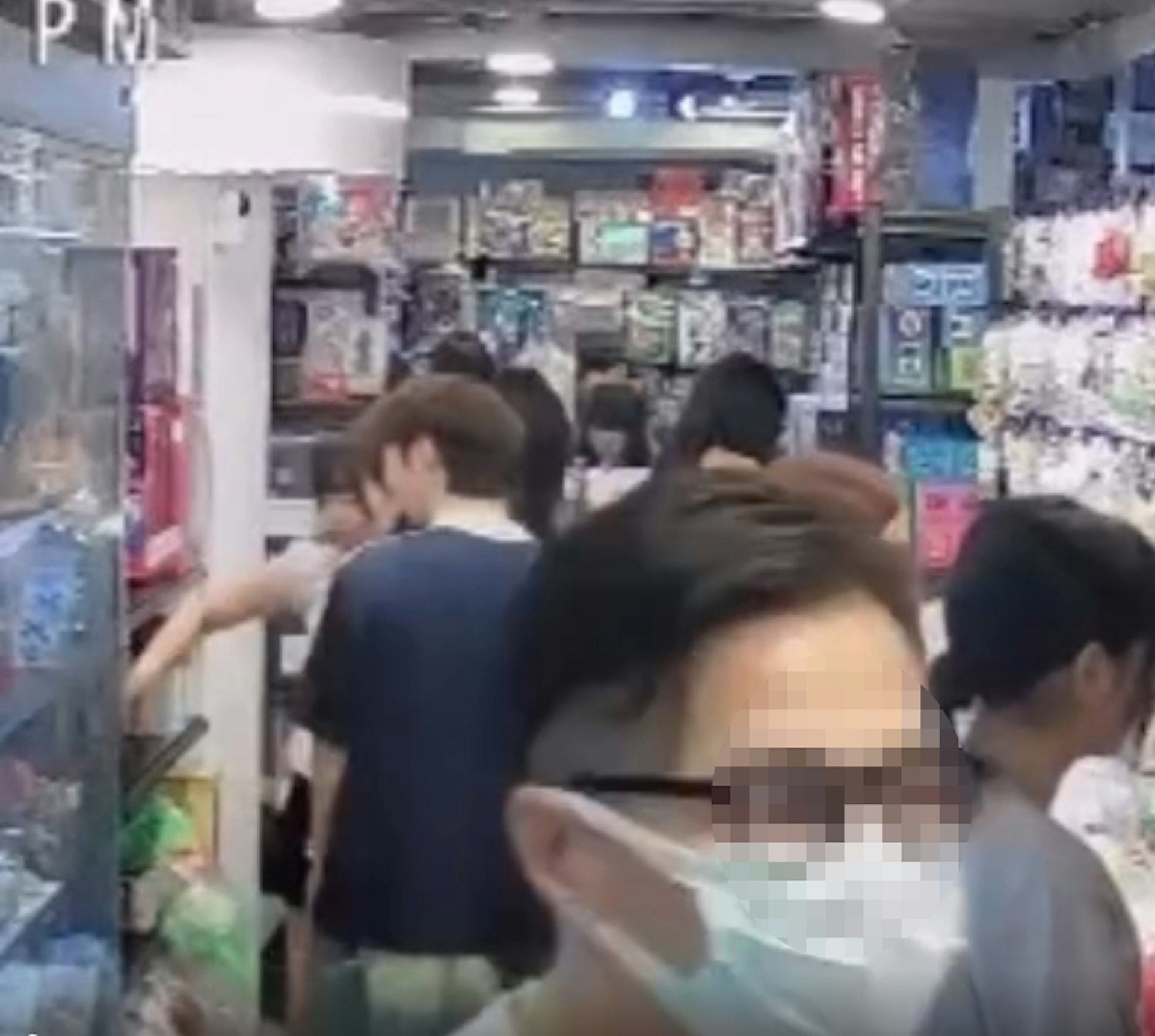 旺角一間玩具店上傳的閉路電視片段中,白衣男子順走一盒貨物,店方懸賞5千元捉賊。