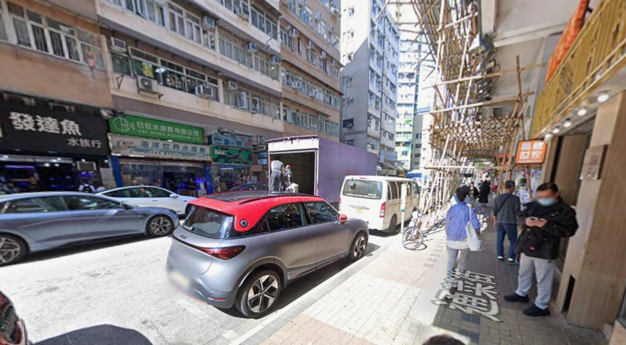該舖處旺角知名的「金魚街」地段,周邊不乏專賣觀賞魚與水族用品之店舖,人流如鯽。