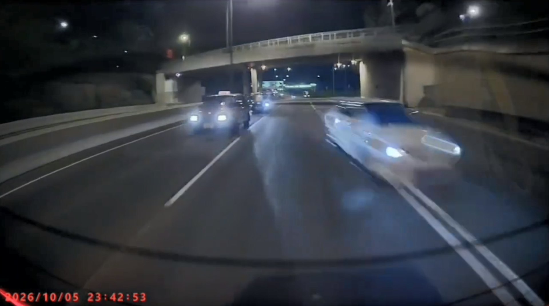 屯門公路驚魂!兩車競速釀嚴重事故,私家車越線撞壆翻滾三圈連環擊中的士 屯門公路驚魂!兩車競速釀嚴重事故,私家車越線撞壆翻滾三圈連環擊中的士