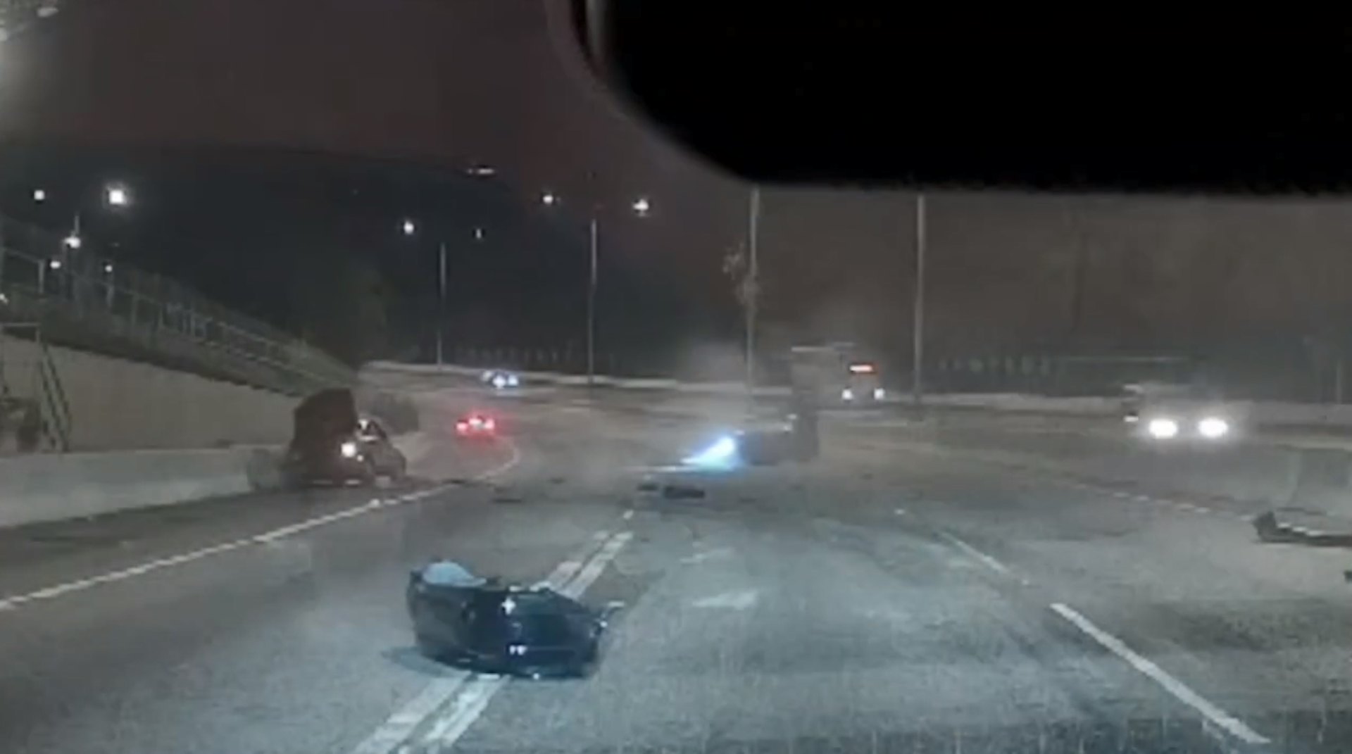 黑色私家車在空中翻滾三圈後停於路旁。