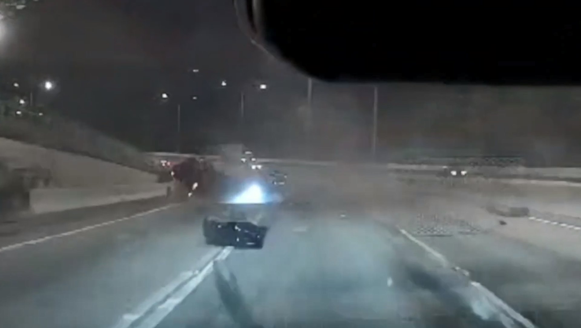 黑色私家車在空中翻滾三圈後停於路旁。