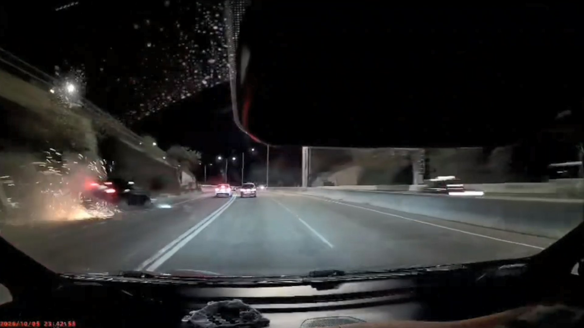 黑色私家車高速橫越兩線時,車身擦撞的士後失控撞向路旁石壆,凌空躍起,頓時火花四濺。