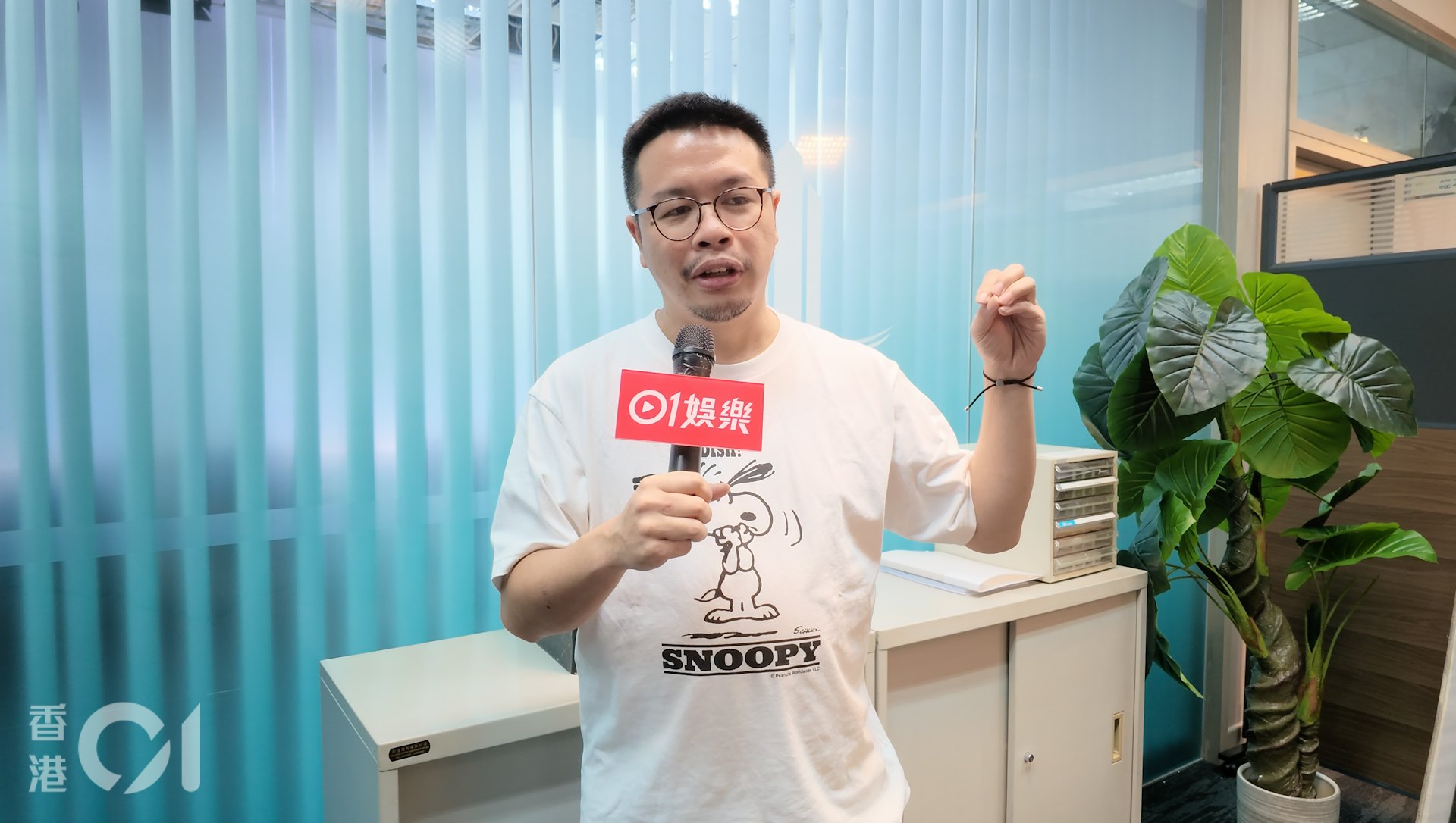至於會否用AI景,何爵天發表自己看法:「都可能要㗎,如果我要飛簷走壁、上太空咪AI景囉,去極地、去星球嗰啲都會AI景,其實都可以用吓嘅我覺得有陣時,始終香港製作資源都有限,要點樣善用個資源,有時都要用到AI,不過要用得再更加好,同埋用得其所,佢都係一個工具,有特技咁樣。」