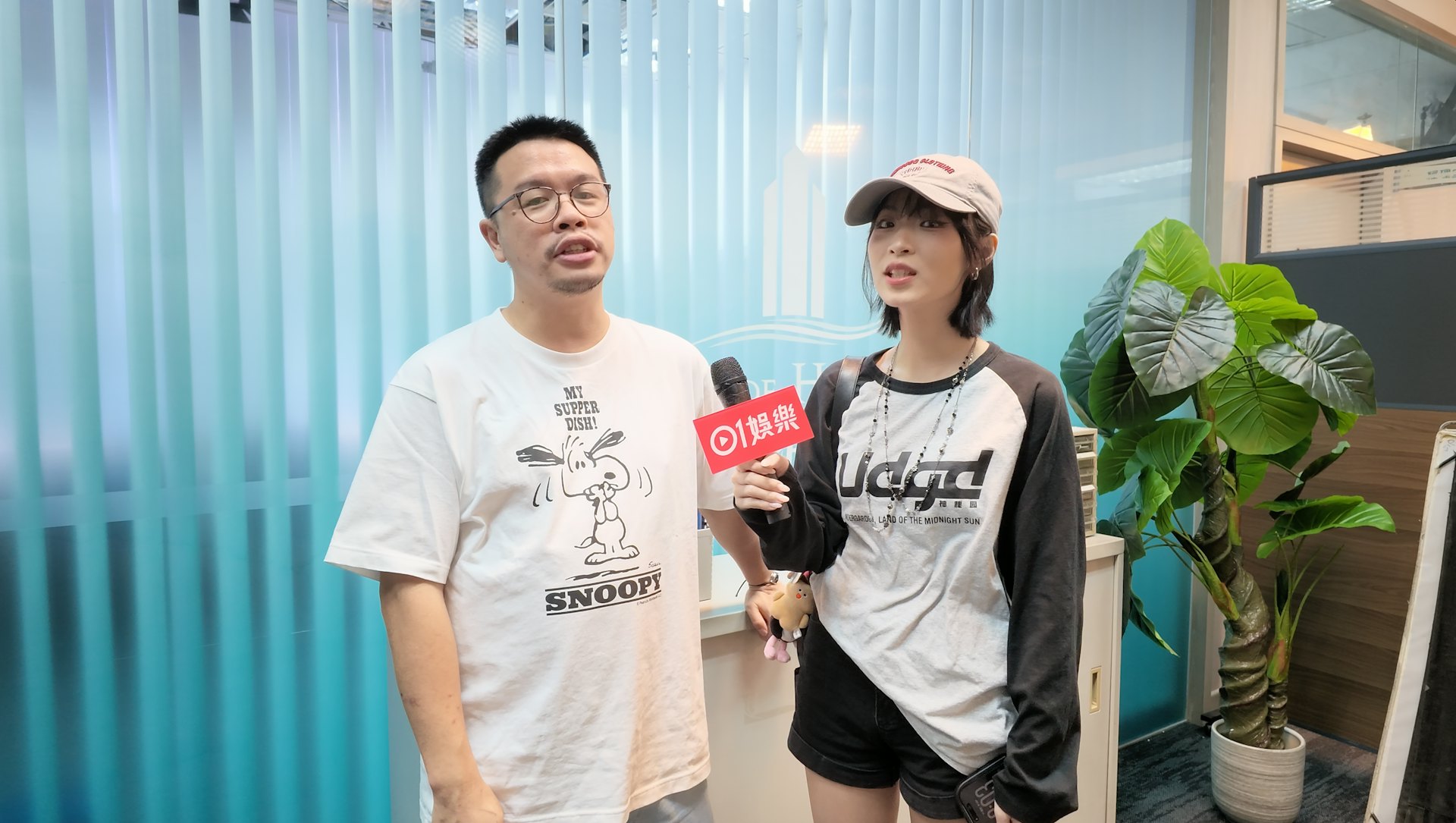 問到會否加一個角色畀來探班的Elka,何爵天說:「絕對有!佢話嚟緊啲MV都畀我包攬晒,等價交換!」Elka就表示:「唔知我嘅角色係咩呢?導演,我想做啲清潔姐姐……(導演:保安囉,或者洗腦嗰啲囉。)幾好呀,有個洗腦部門。」
