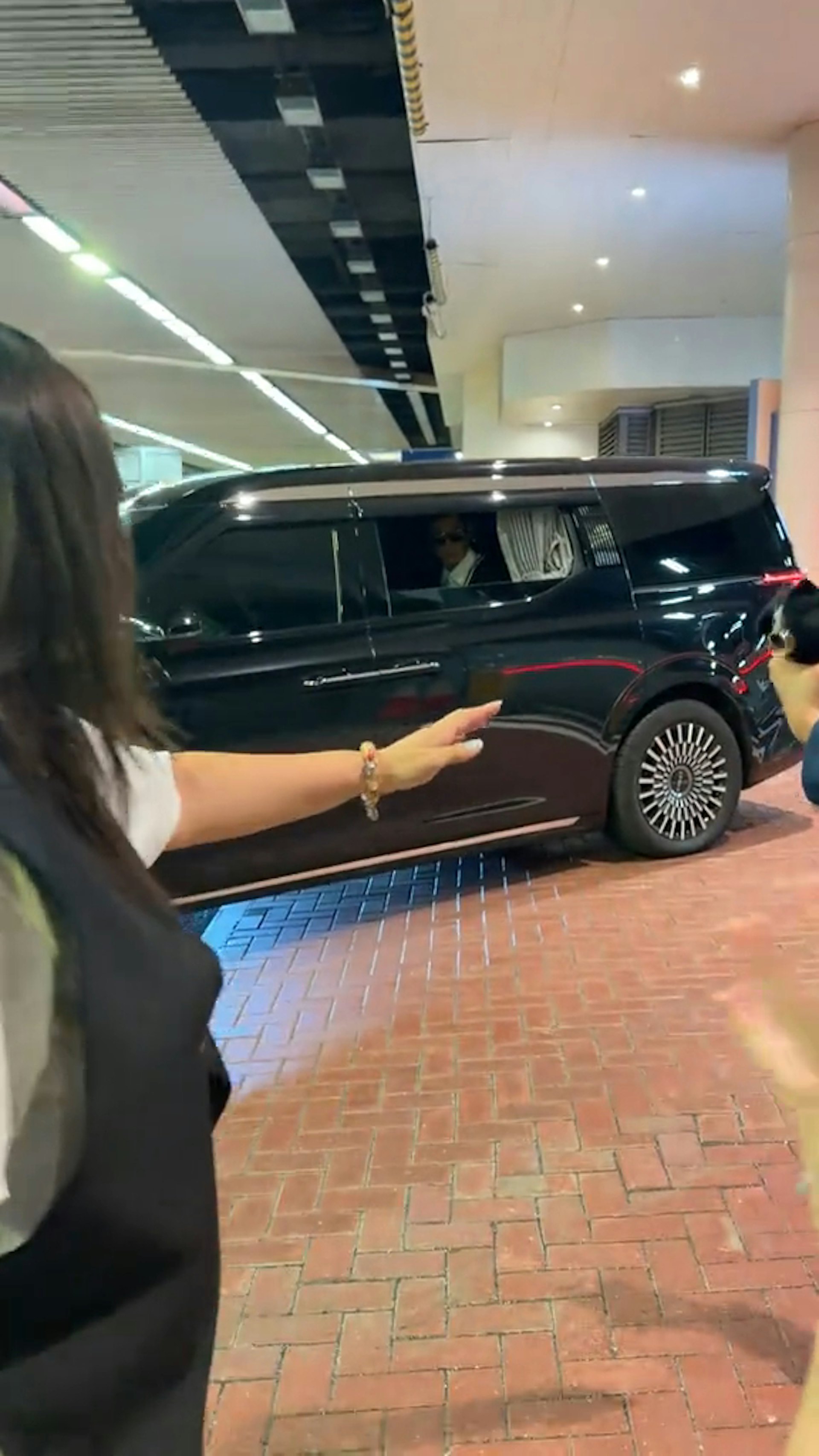 古天樂打開車窗。(片段截圖)