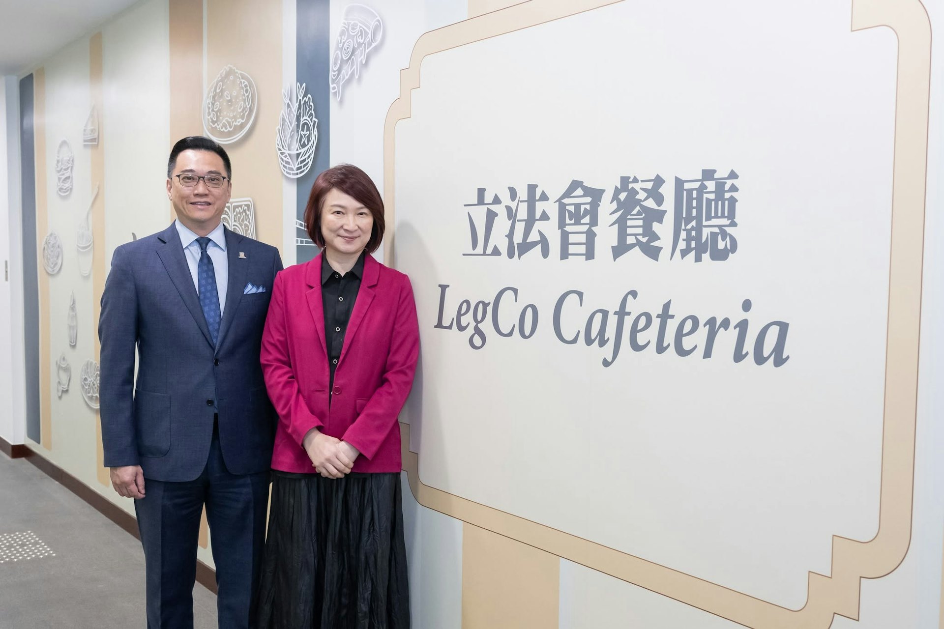 立法會餐廳由新營運商接手後,今日(10月6日)正式開幕,立法會主席李慧琼及多名議員出席儀式。(立法會主席facebook)