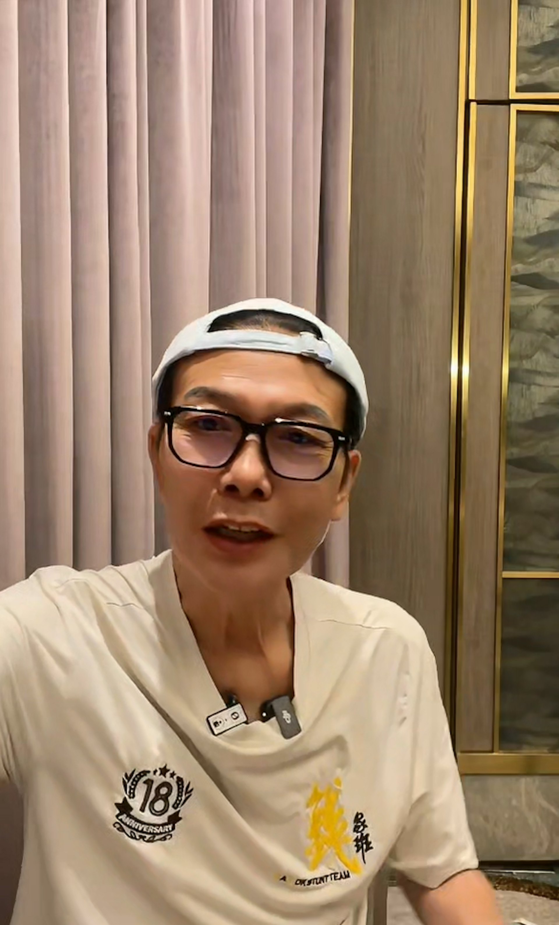 钱小豪携弟陪母过节,神秘表弟现身酷似钱嘉乐 钱小豪携弟陪母过节,神秘表弟现身酷似钱嘉乐