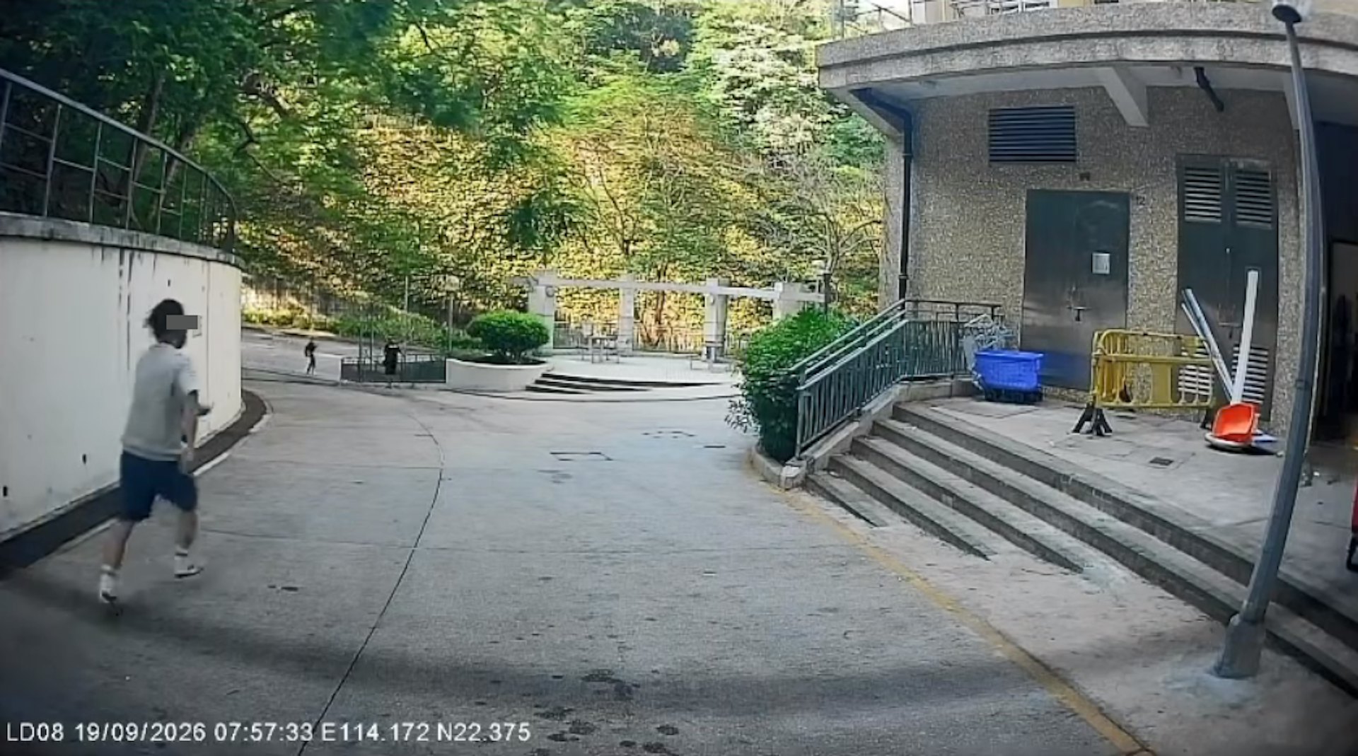司機察覺有異,立即下車朝男子逃走方向追趕並大聲喝止,惟最終追截無果。(沙田友(沙田/大圍/馬鞍山/火炭/) 影片截圖)