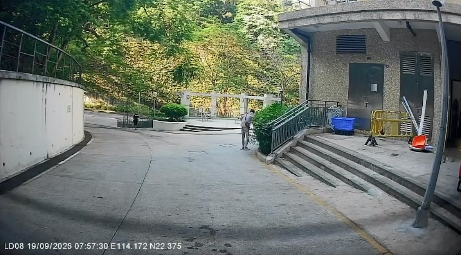 男子隨後過對面花槽,步履蹣跚地遠離,未有付款。(沙田友(沙田/大圍/馬鞍山/火炭/) 影片截圖)