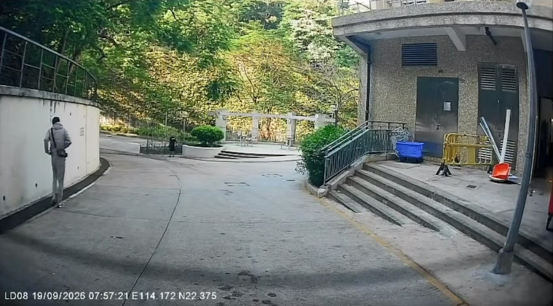 男子下車後用手掩腹走到路旁。(沙田友(沙田/大圍/馬鞍山/火炭/) 影片截圖)