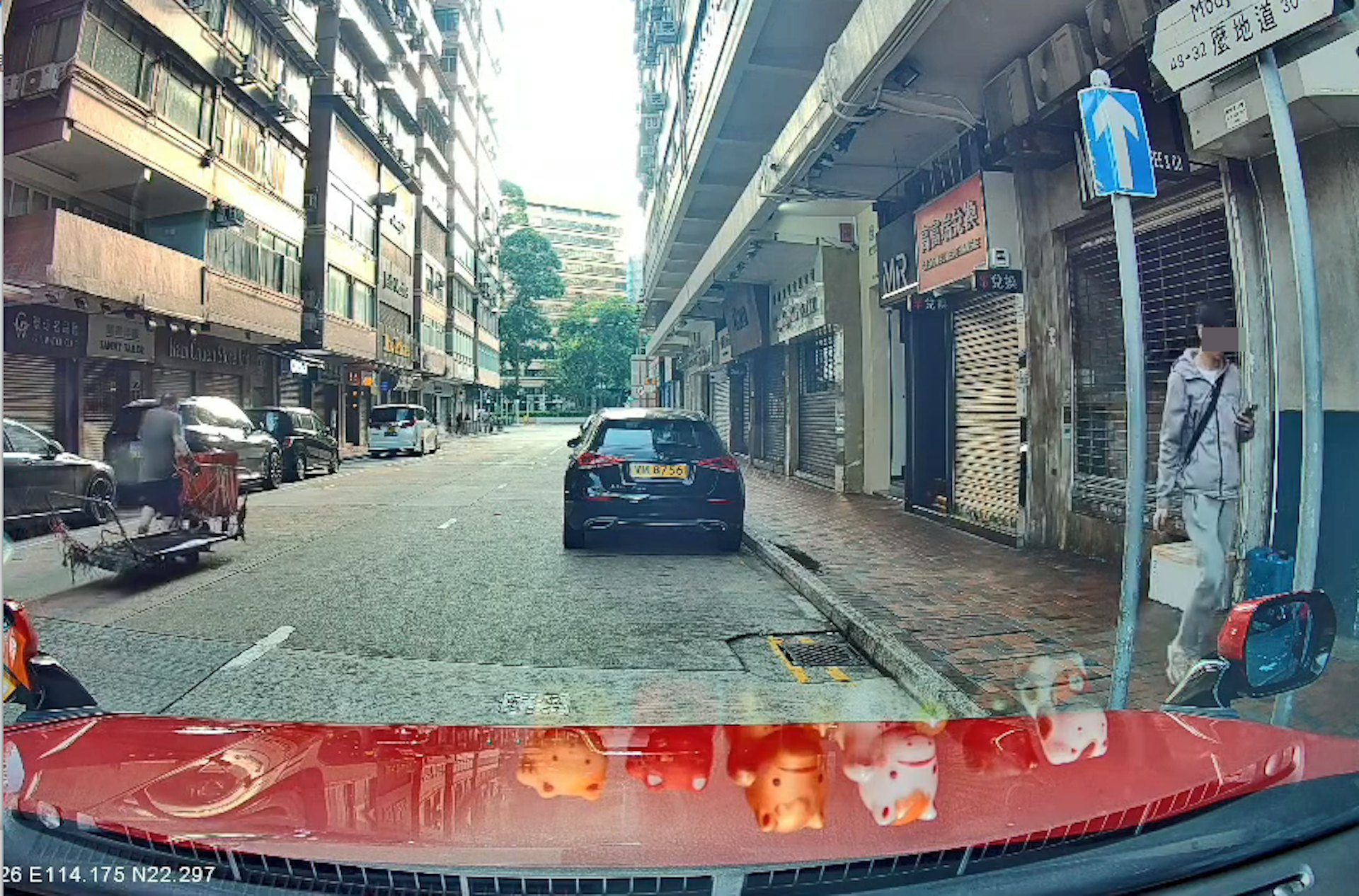 一名身穿灰色長衫褲的男子在尖沙咀麼地道上車,並聲稱要到大圍美田邨。(沙田友(沙田/大圍/馬鞍山/火炭/) 影片截圖)