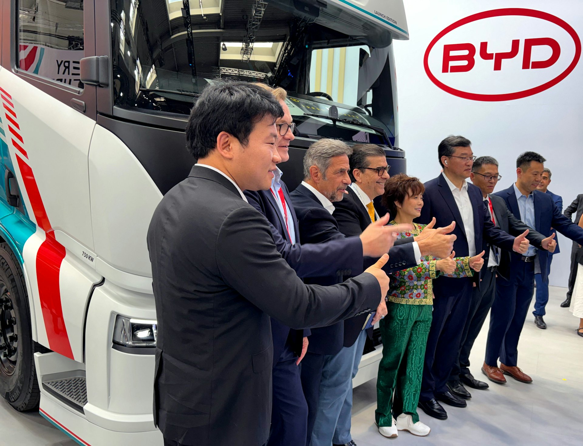 2026年9月14日,中國電動車製造商比亞迪的國際業務負責人李柯(中間女子),在德國漢諾威舉行的國際交通運輸博覽會上,展示全新的重型卡車 ETT 44。中國卡車製造商在展會上展現強大的陣容,並致力在未來數年打入歐洲市場或擴展當地業務。