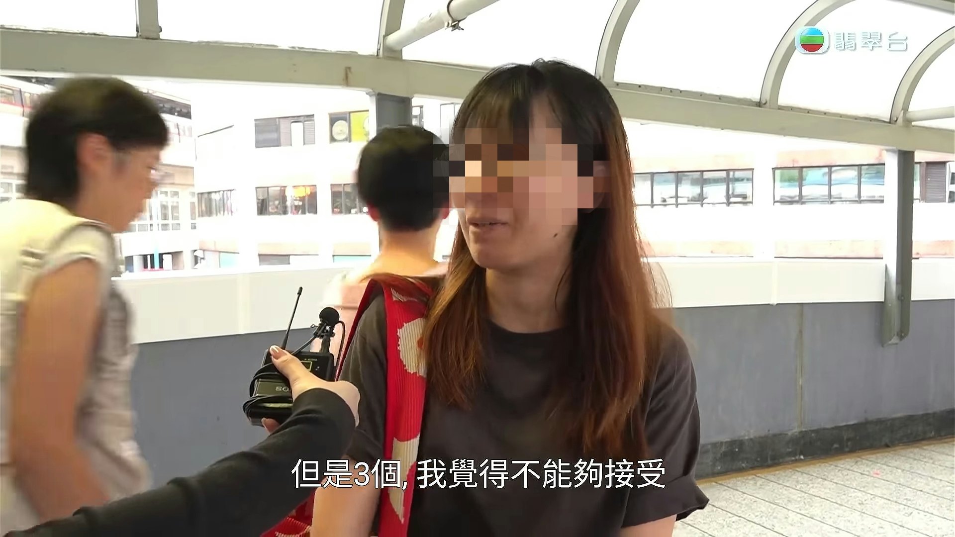 市民對校方做法提出質疑。(節目截圖)