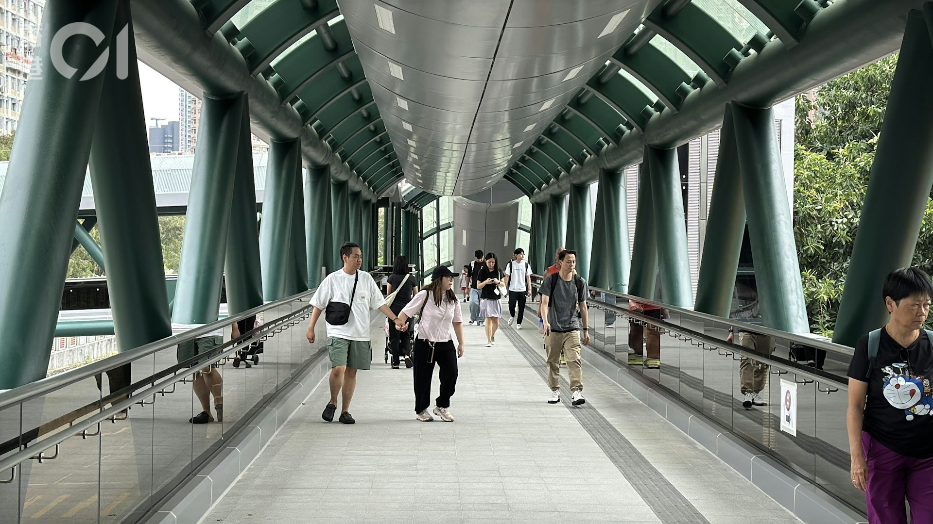 深旺道與欽州街西交界處行人天橋系統昨日(5日)起正式啟用。
