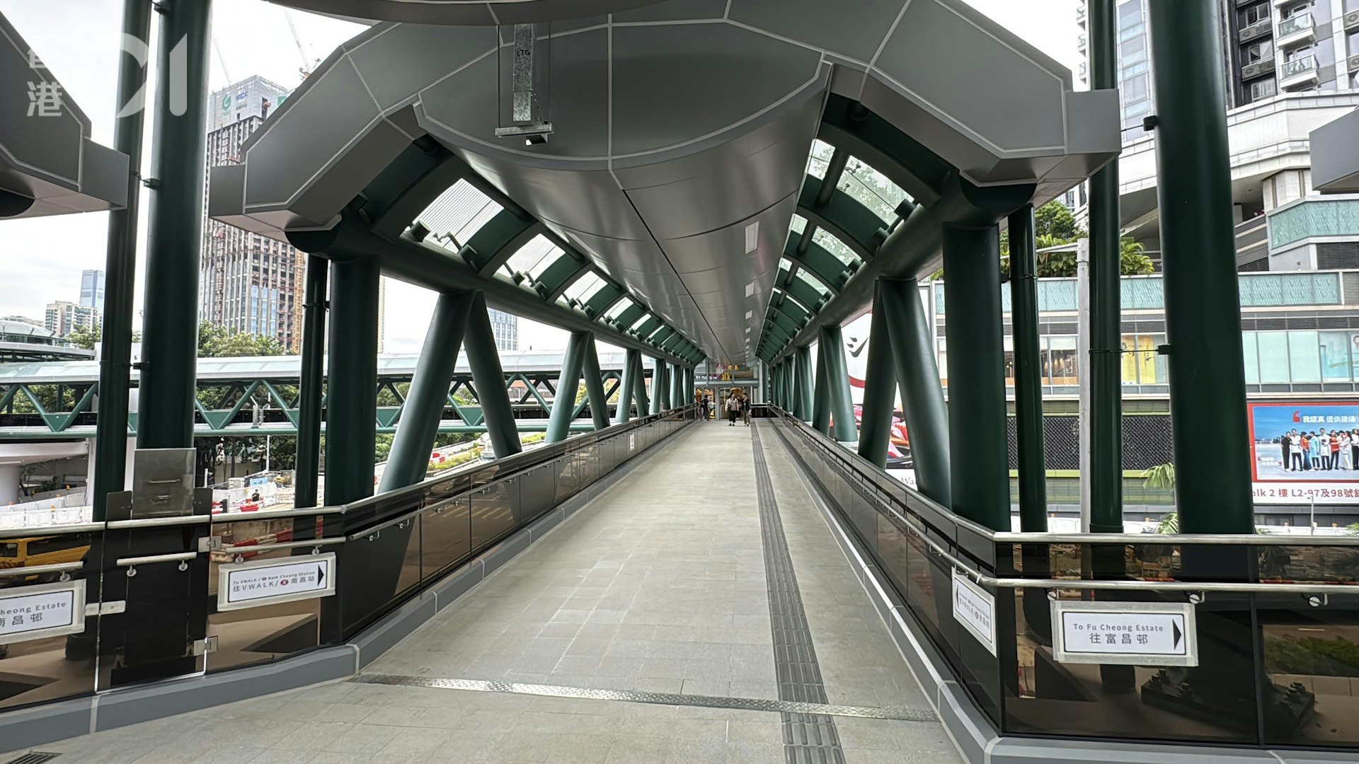 深旺道與欽州街西交界處行人天橋系統昨日(5日)起正式啟用。