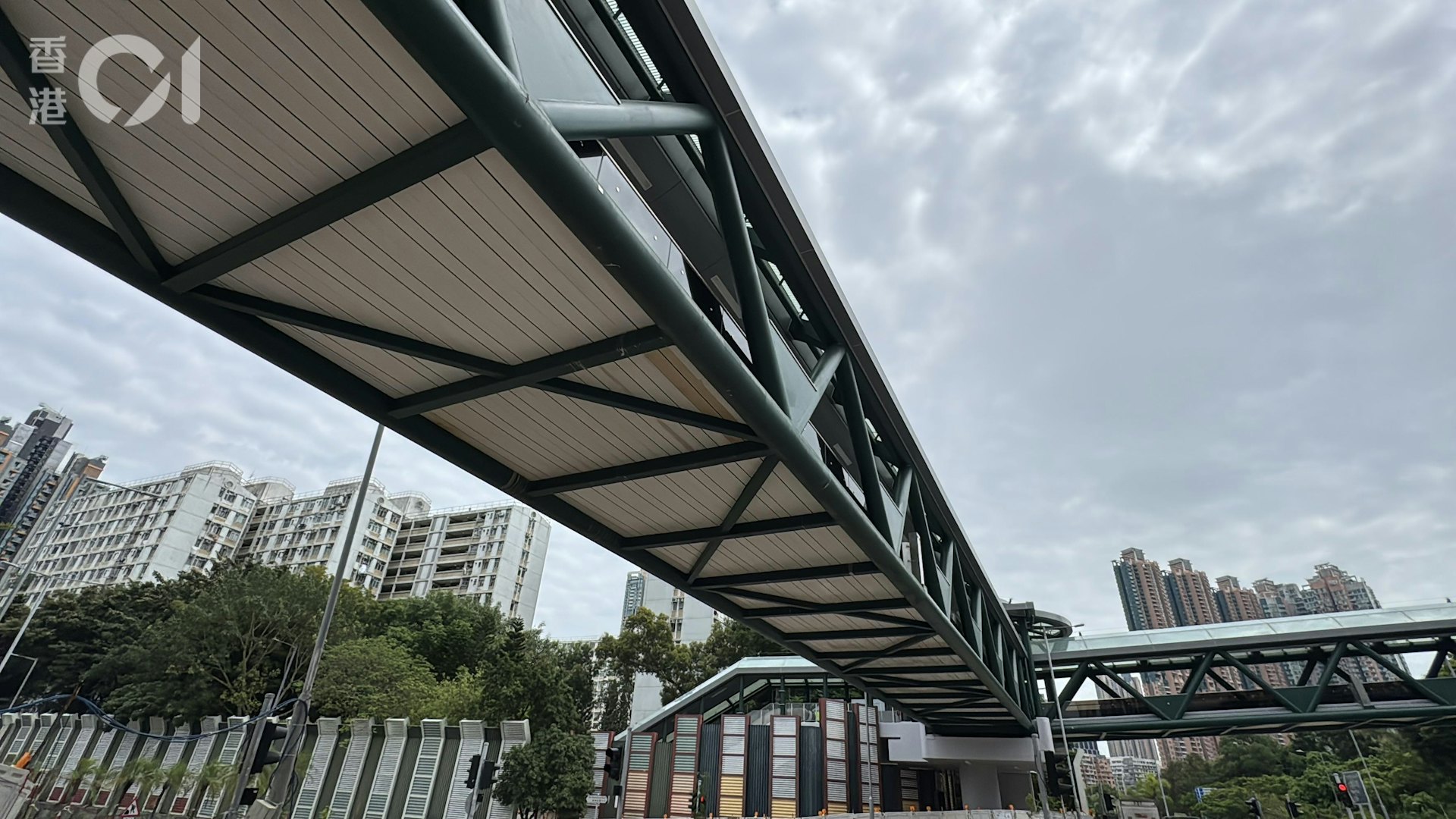 深旺道與欽州街西交界處行人天橋系統昨日(5日)起正式啟用。