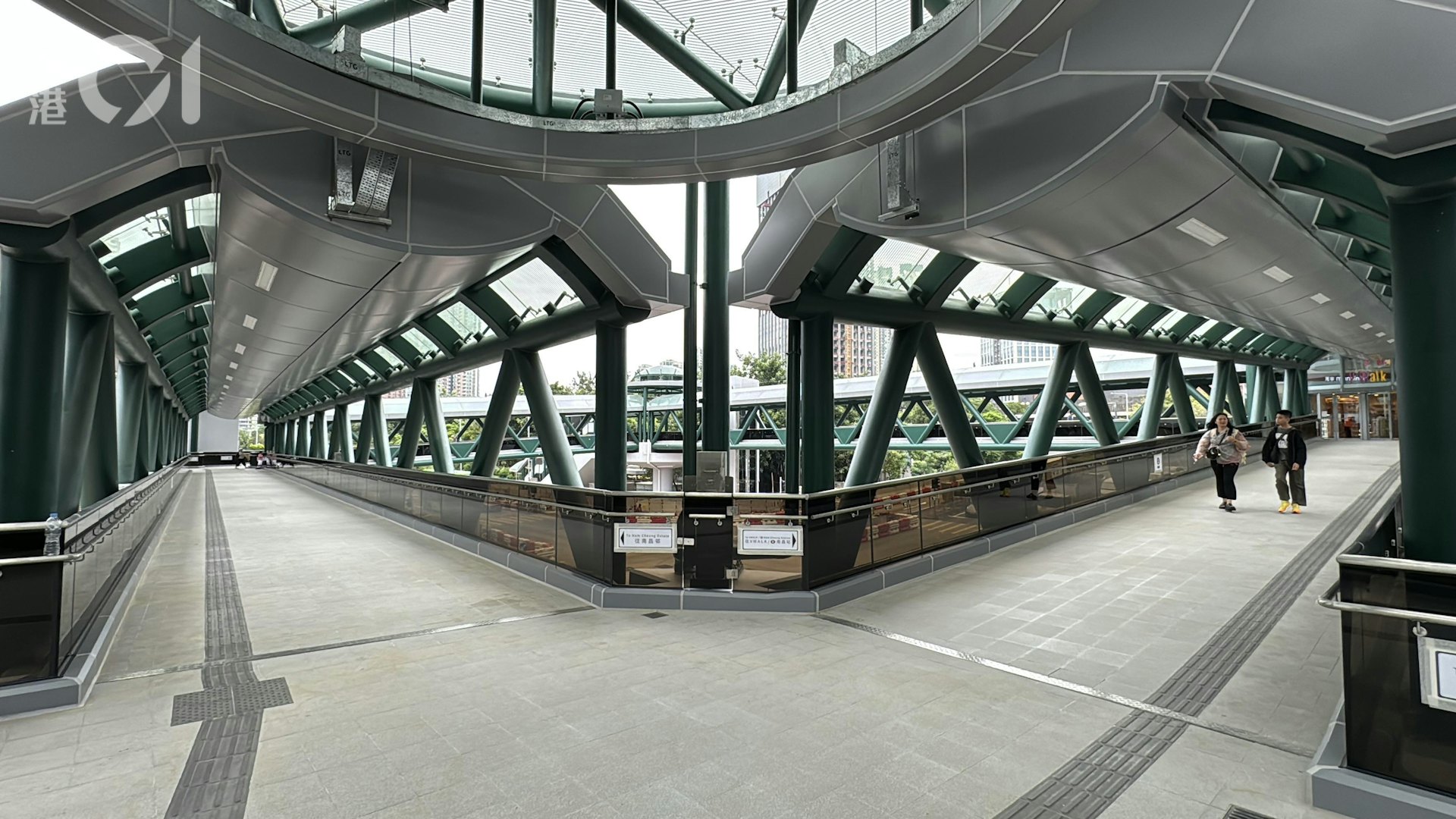 深旺道與欽州街西交界處行人天橋系統昨日(5日)起正式啟用。