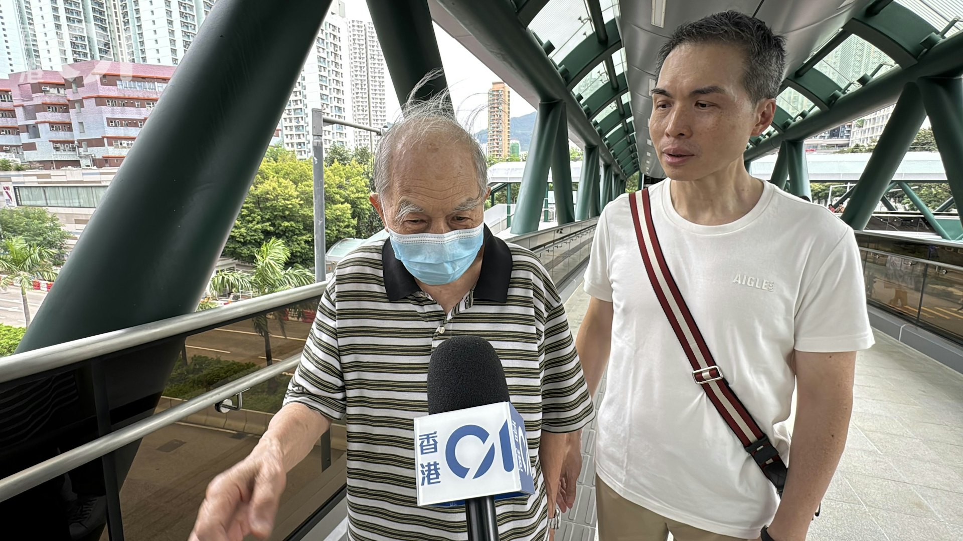 何先生(左)大讚天橋設計美觀。