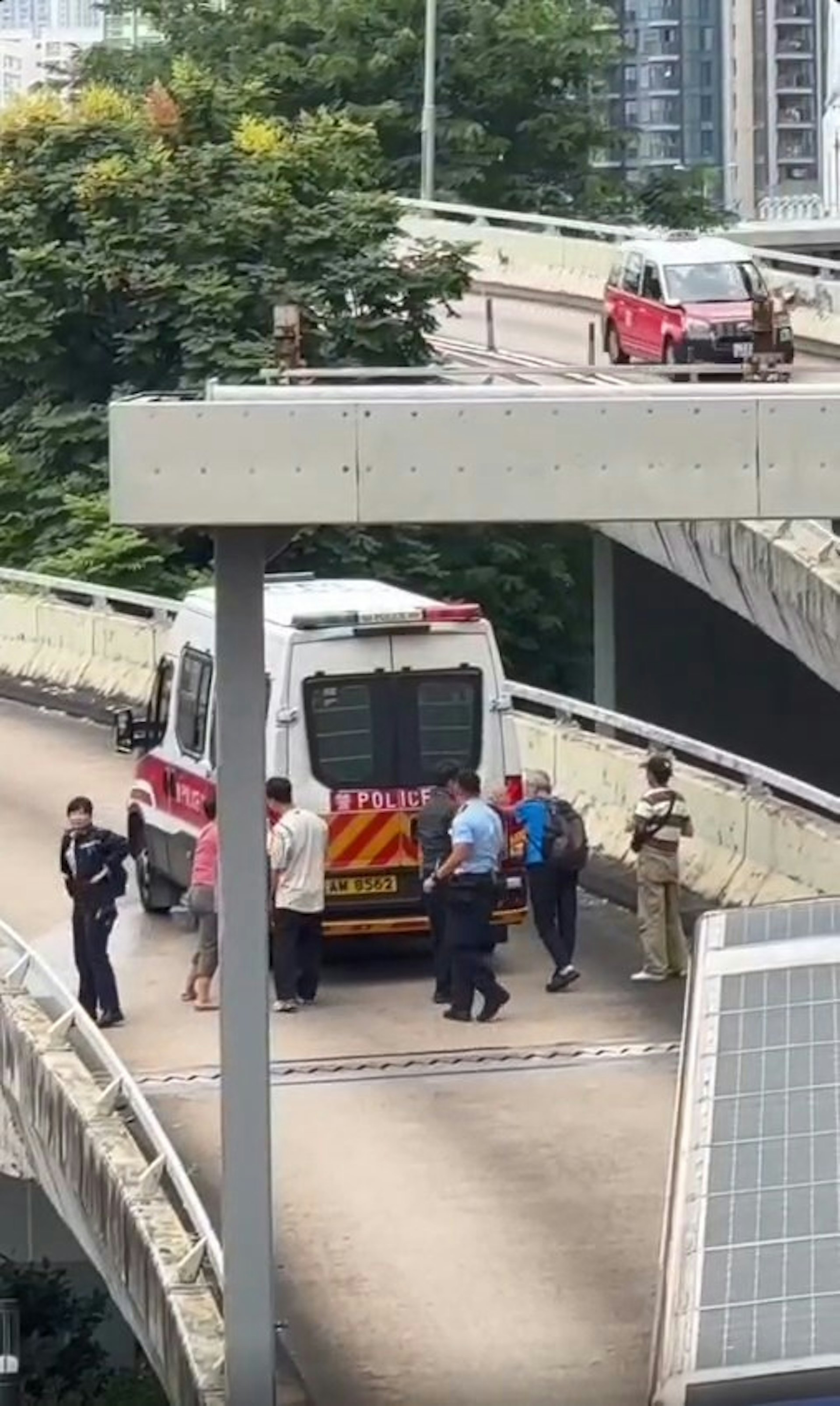 九龙湾警车疑似熄火致交通受阻 司机与九人合力推车 九龙湾警车疑似熄火致交通受阻 司机与九人合力推车